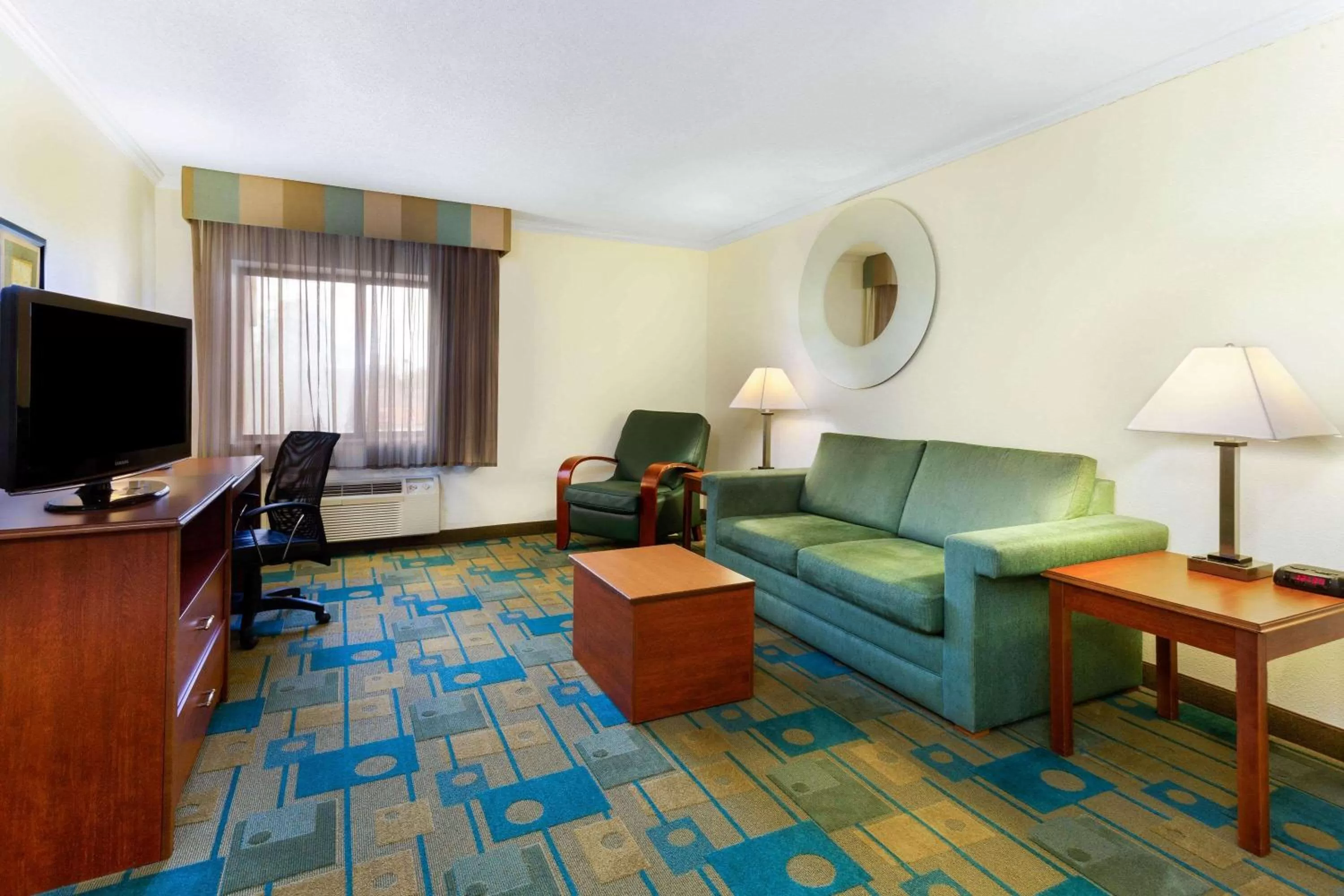 Photo of the whole room in La Quinta Inn by Wyndham Chicago Willowbrook
