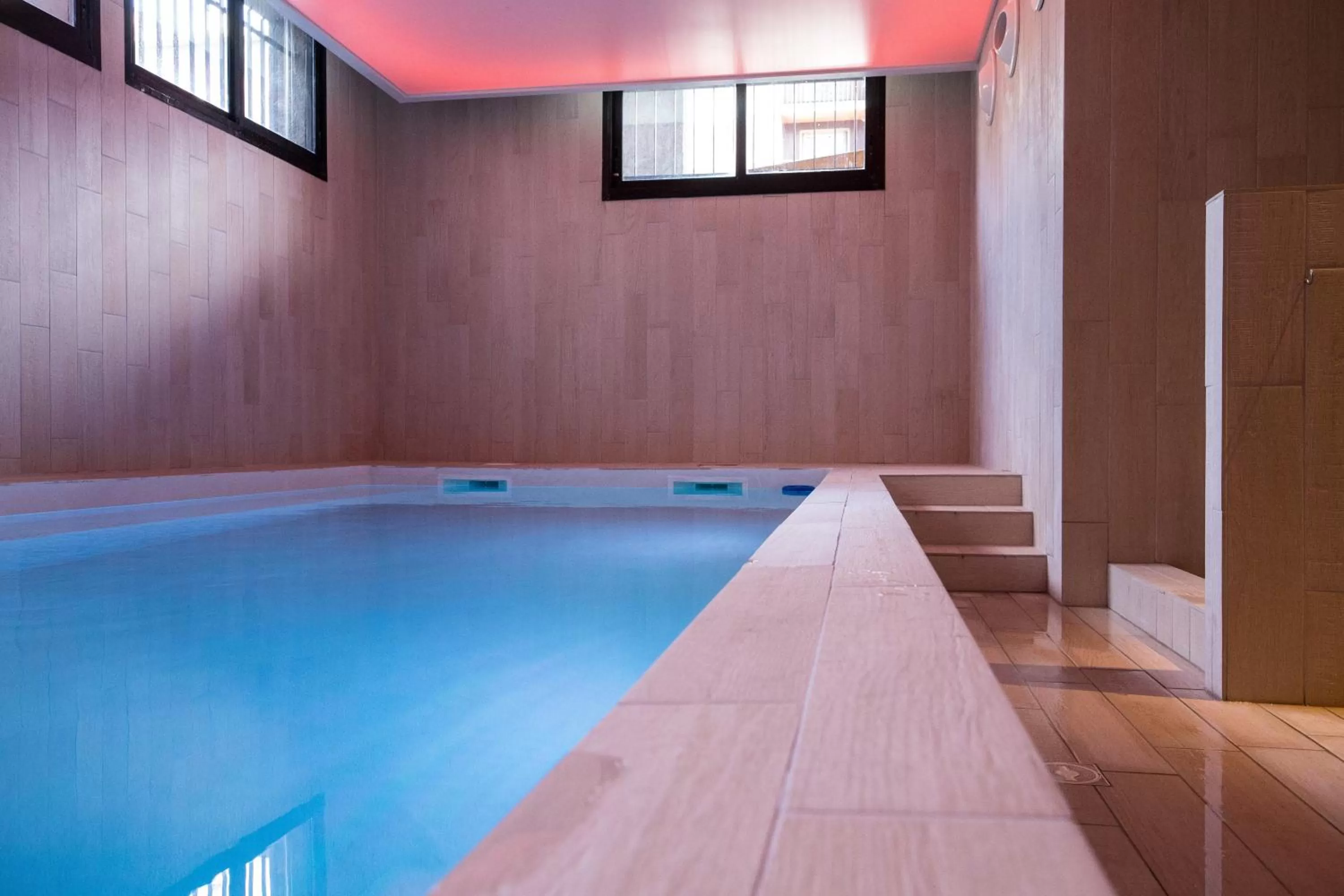 Swimming pool in SOWELL HOTELS Le Parc & Spa