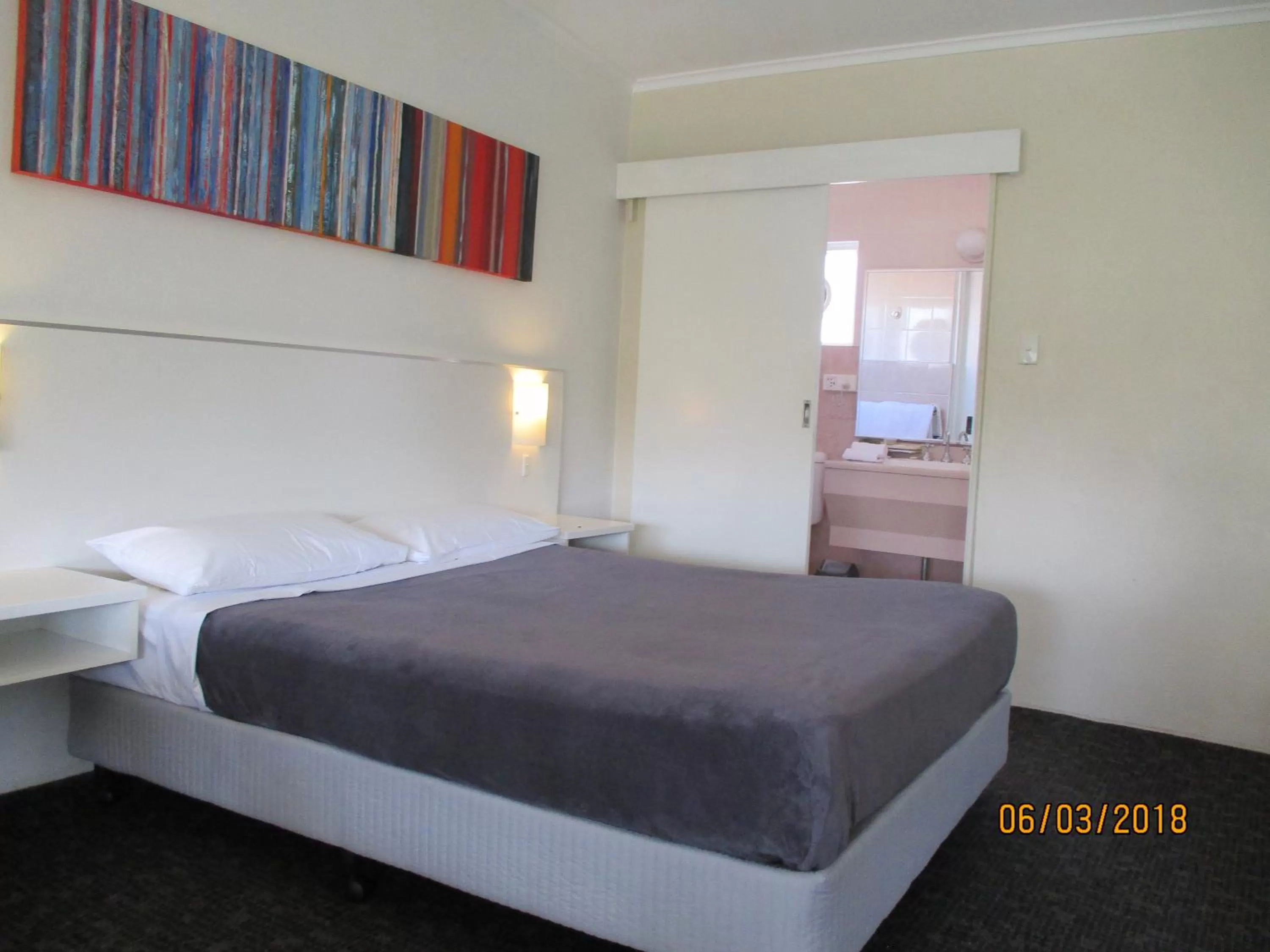 Photo of the whole room, Bed in Cronulla Motor Inn