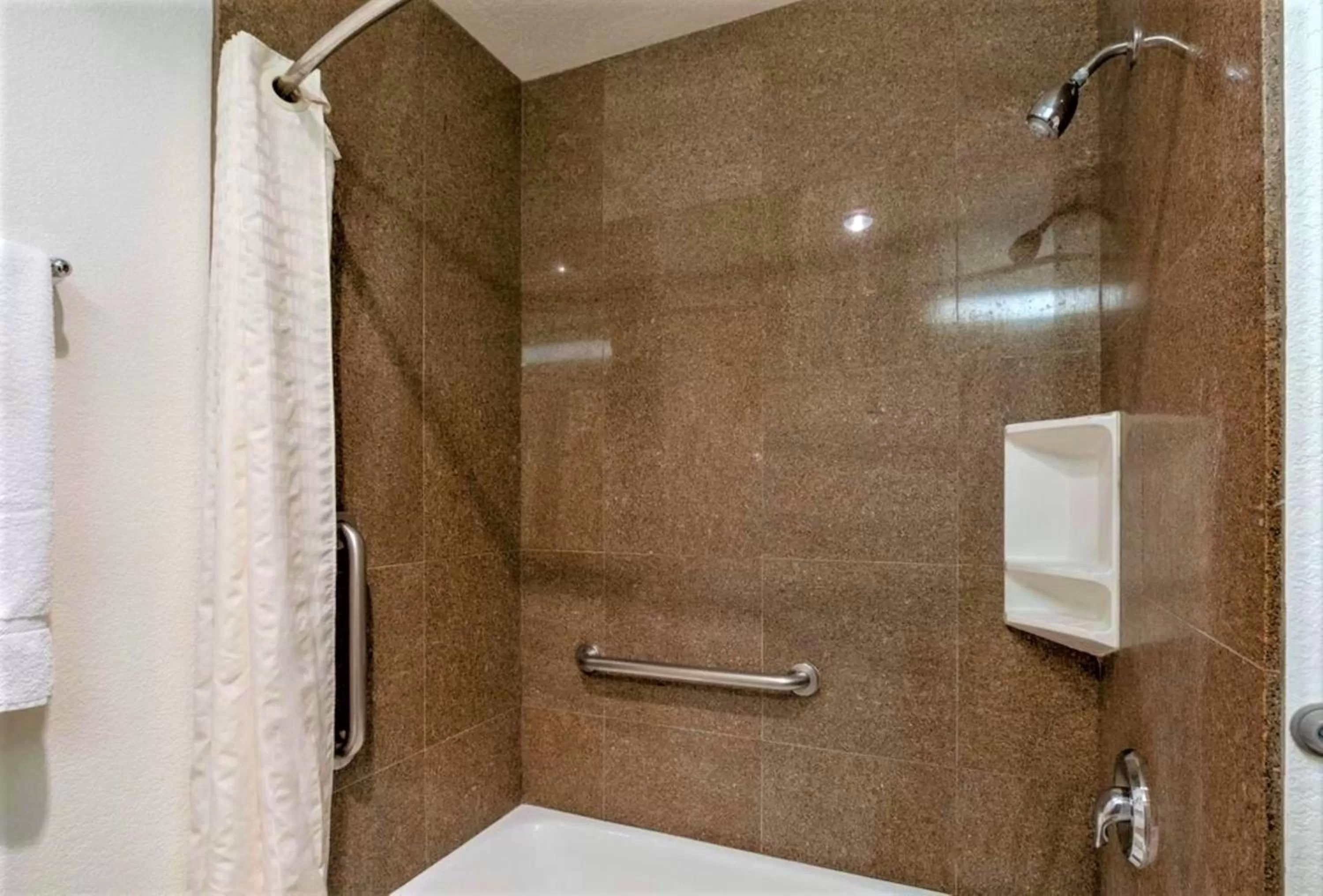 Shower in Lagonita Lodge