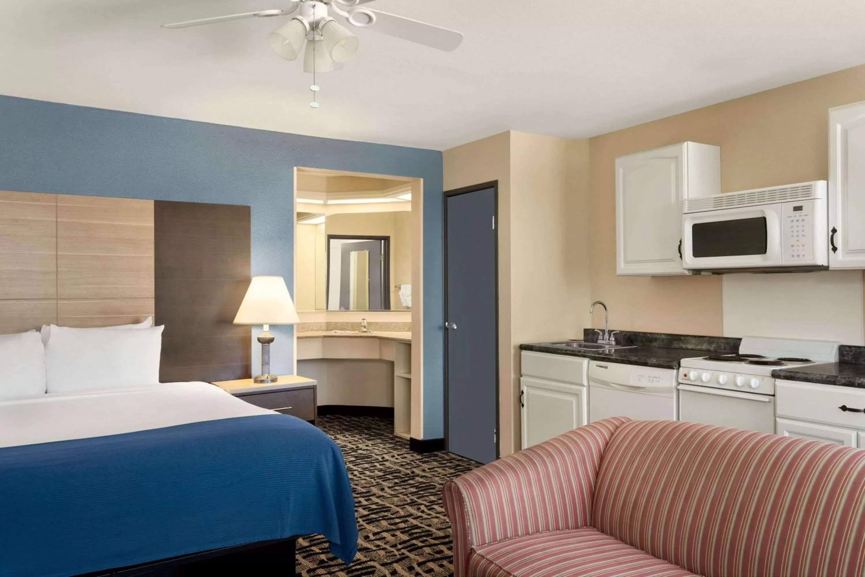 Efficiency King Room - Non-Smoking in Baymont by Wyndham Ft. Leonard/Saint Robert