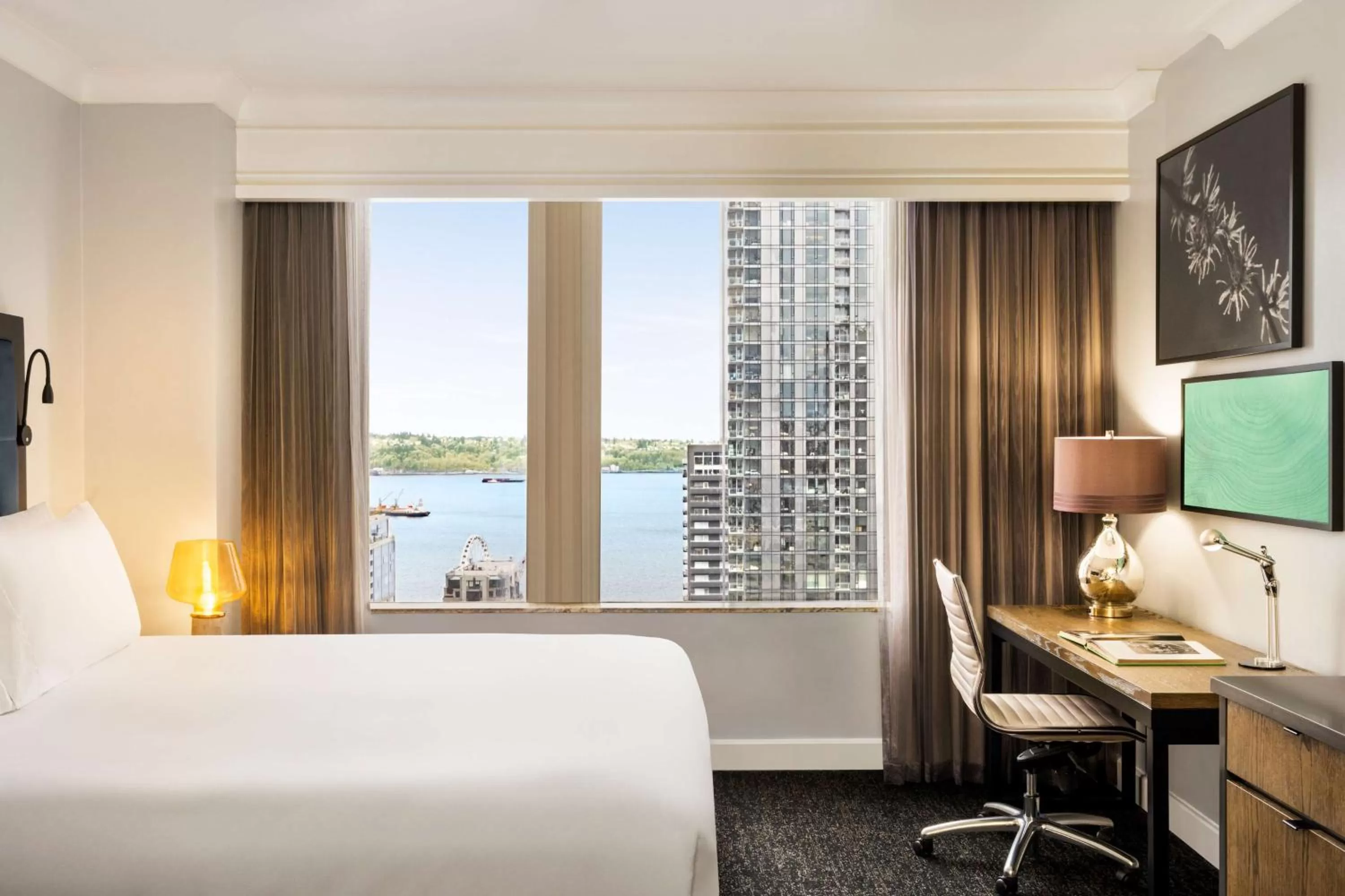 Bedroom, Bed in Hilton Motif Seattle