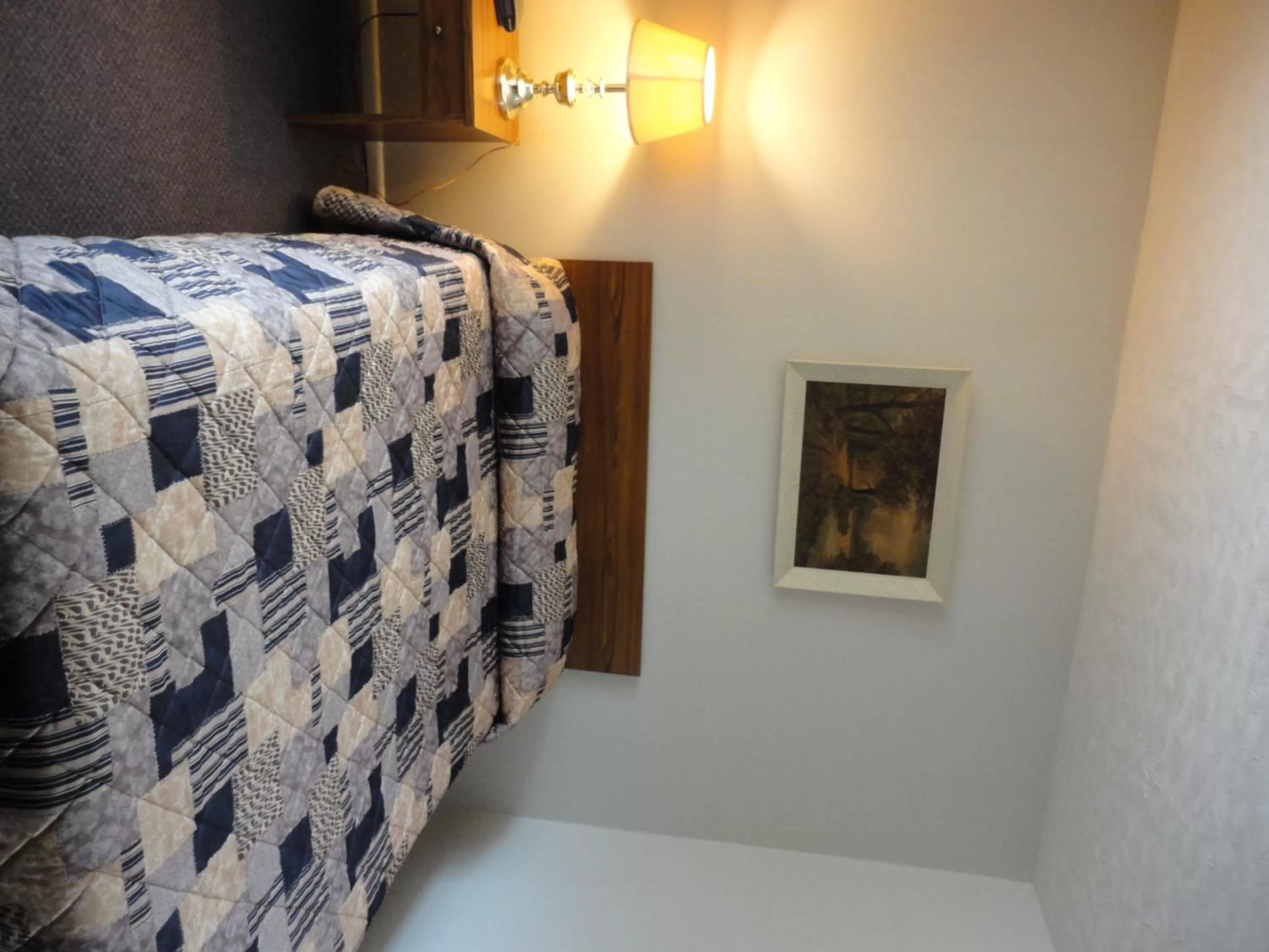 Bed in Hipwell's Motel