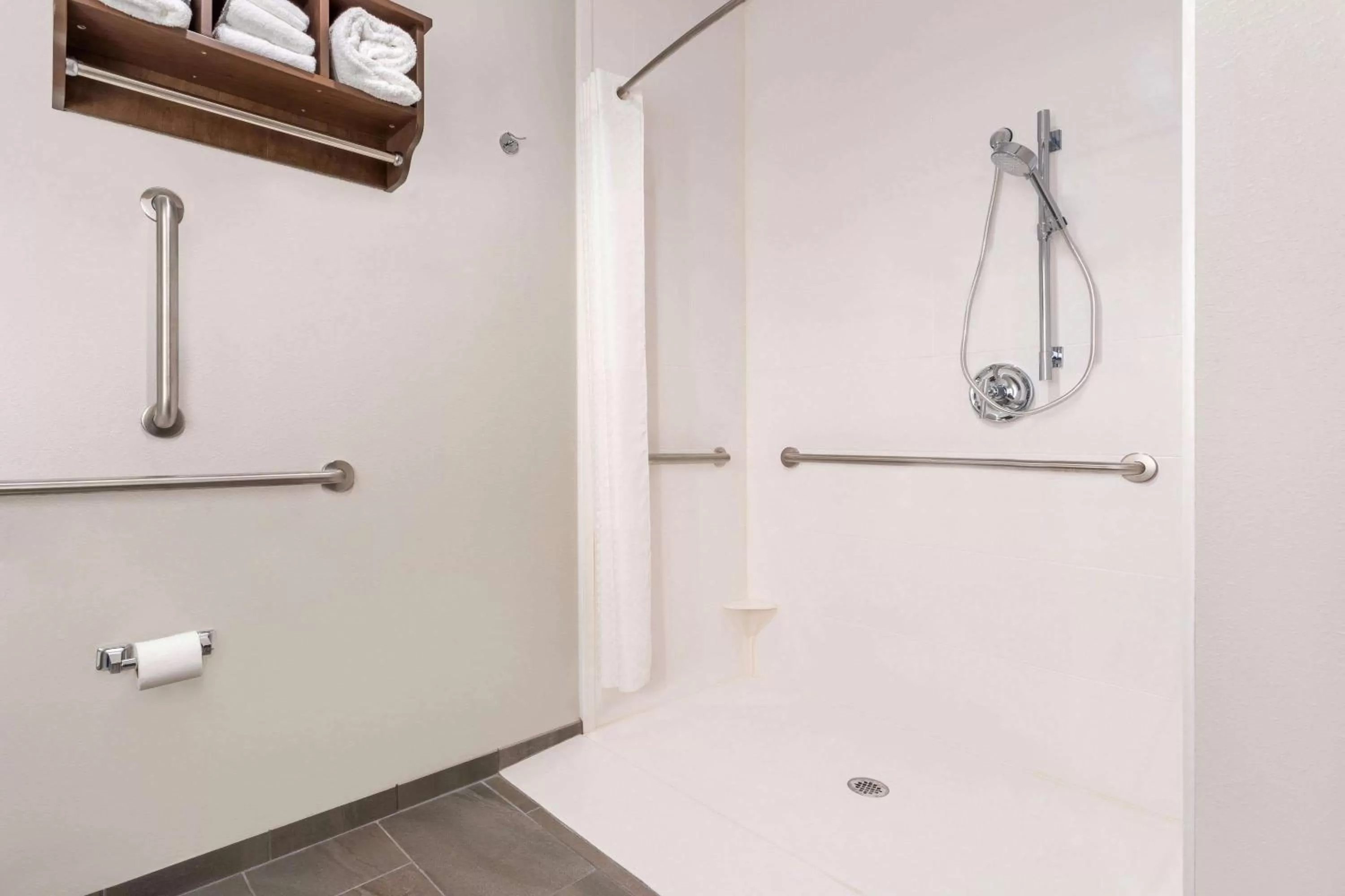 Shower in La Quinta Inn and Suites by Wyndham Bloomington