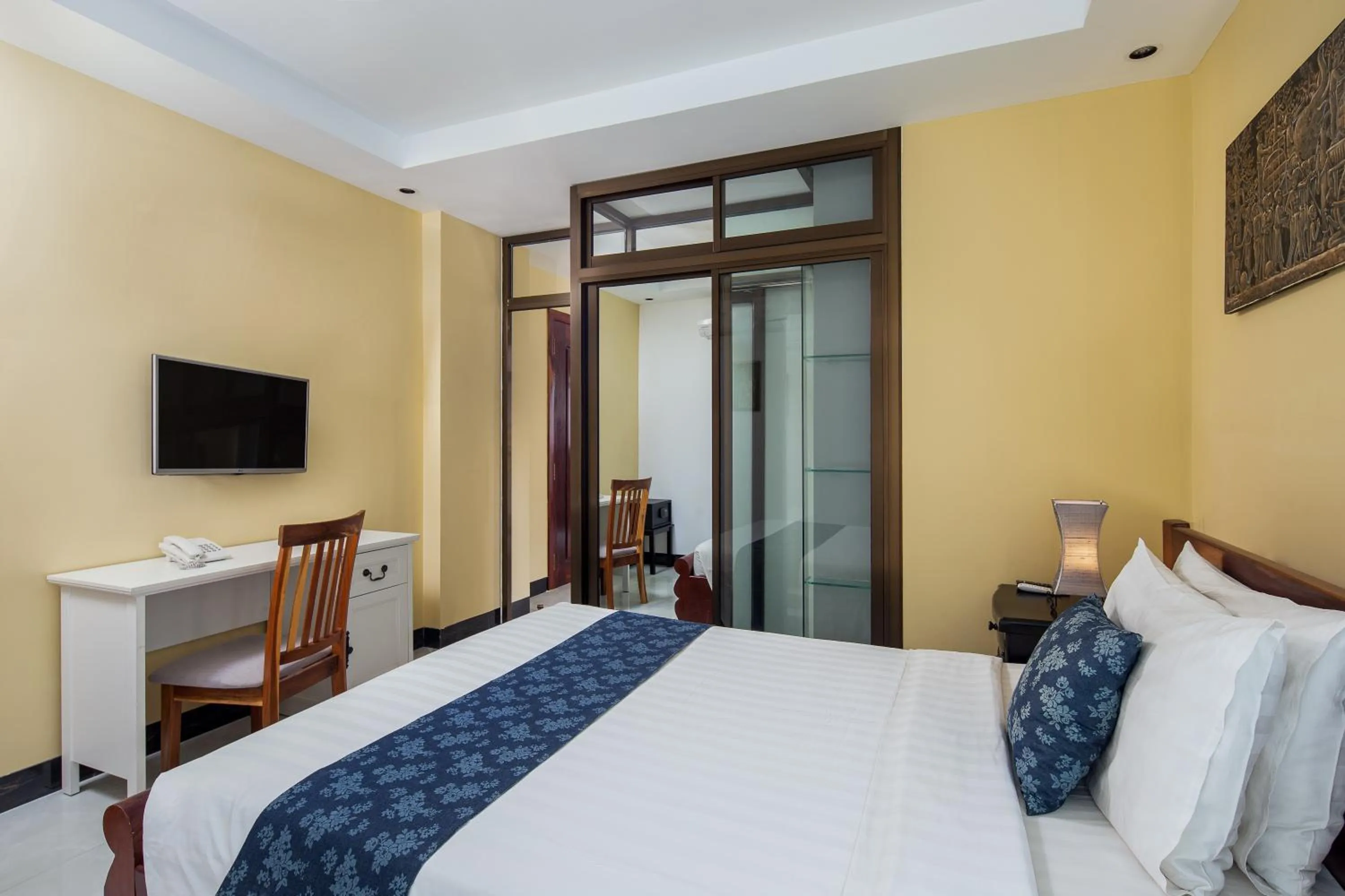 Bedroom in Botum Palace Hotel