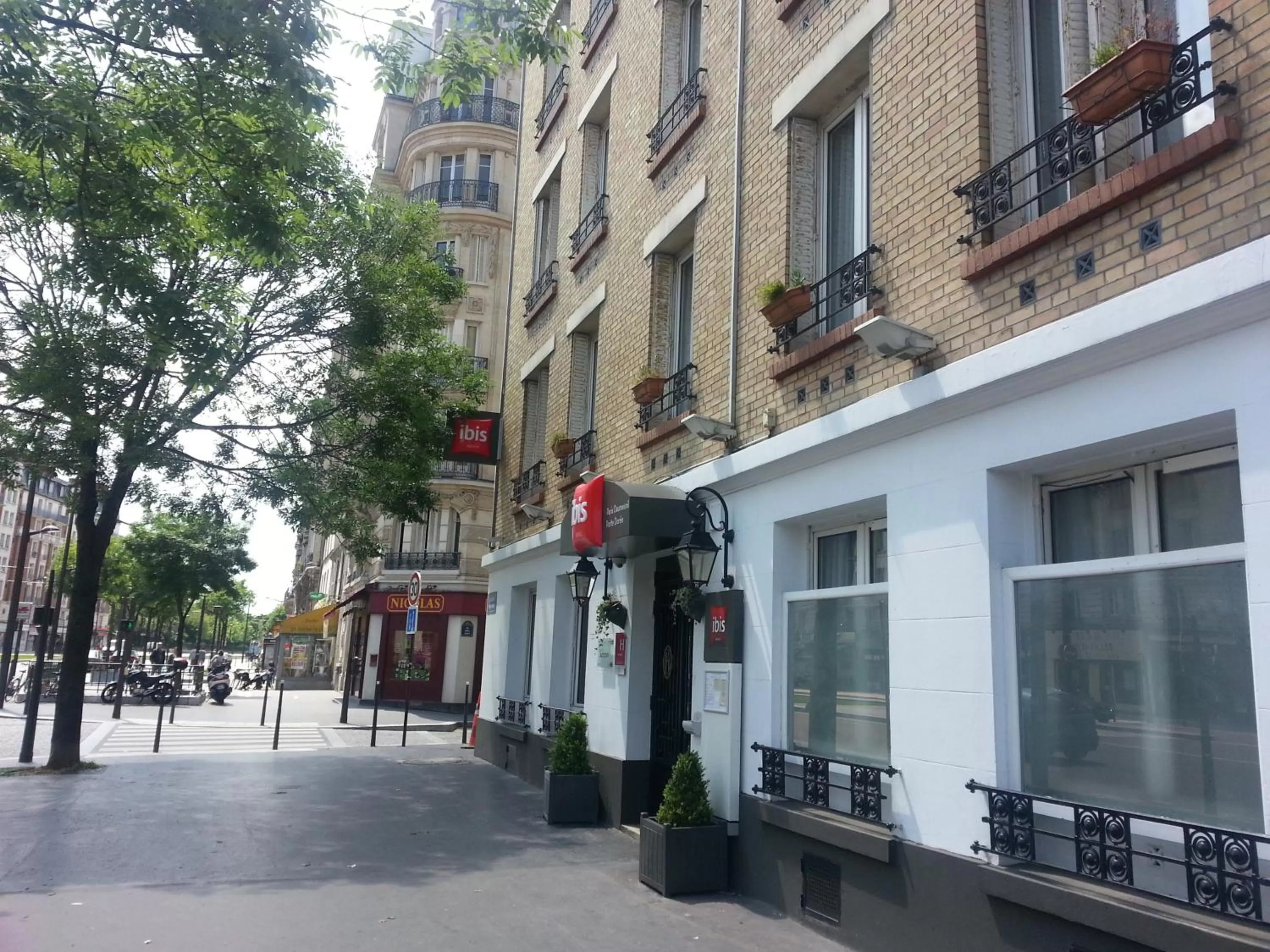 Facade/entrance in ibis Daumesnil Porte Doree