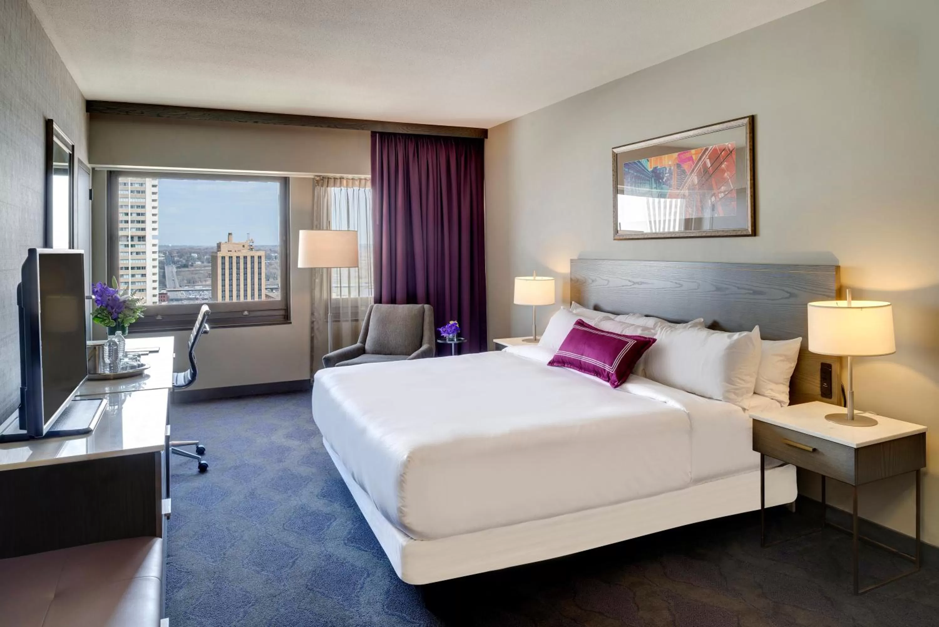 Photo of the whole room, Bed in InterContinental St. Paul Riverfront by IHG