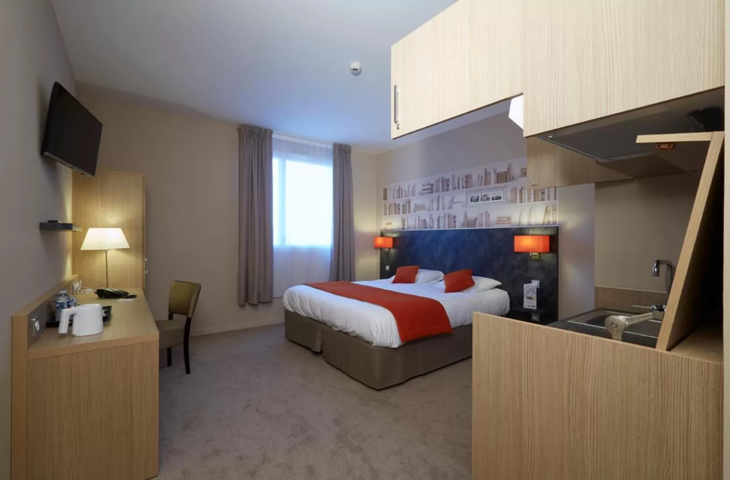 Kitchen or kitchenette, Bed in Kyriad Angers Ouest Beaucouzé