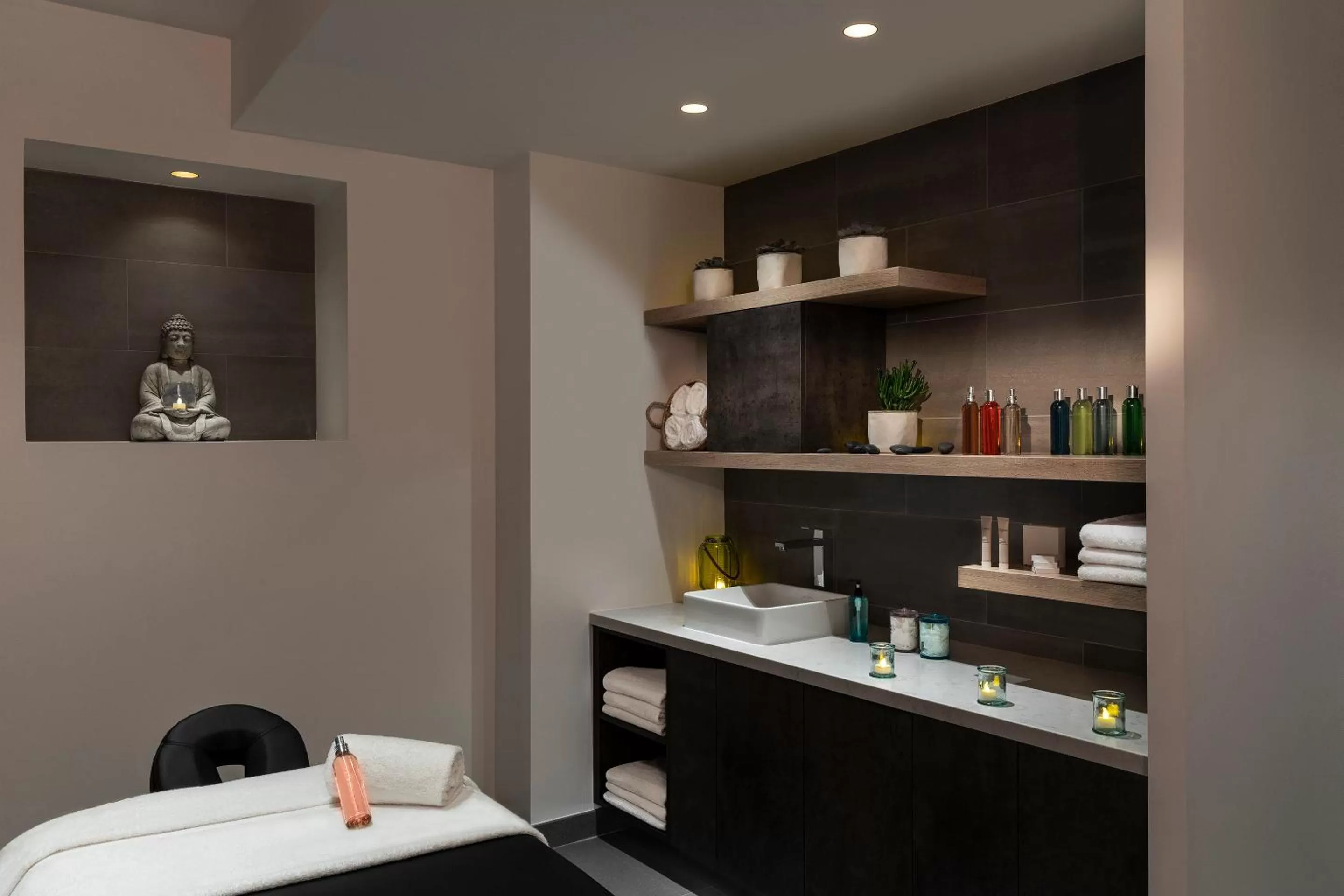 Massage, Bed in Best Western Plus La Demeure