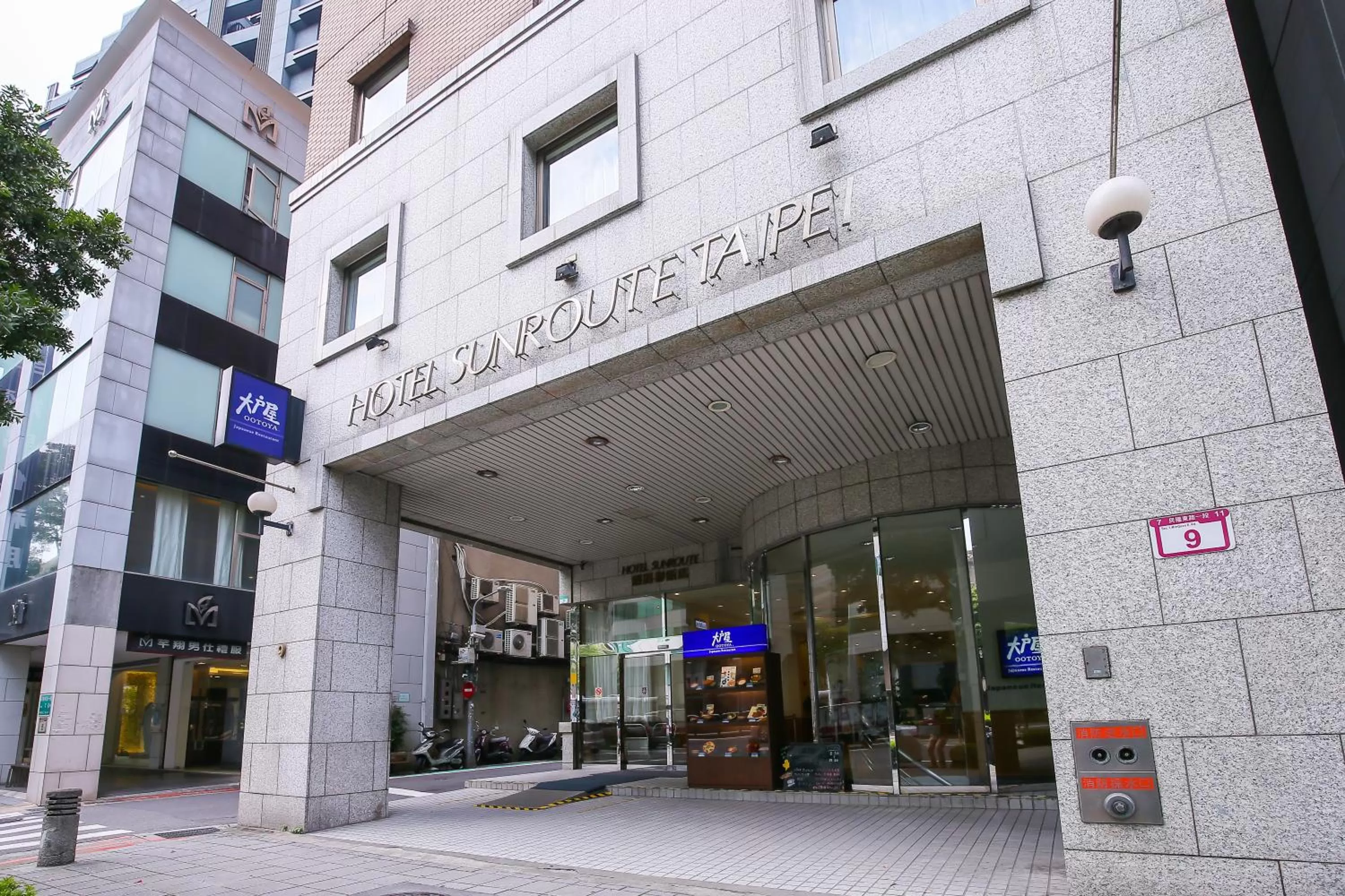 Facade/entrance in Hotel Sunroute Taipei