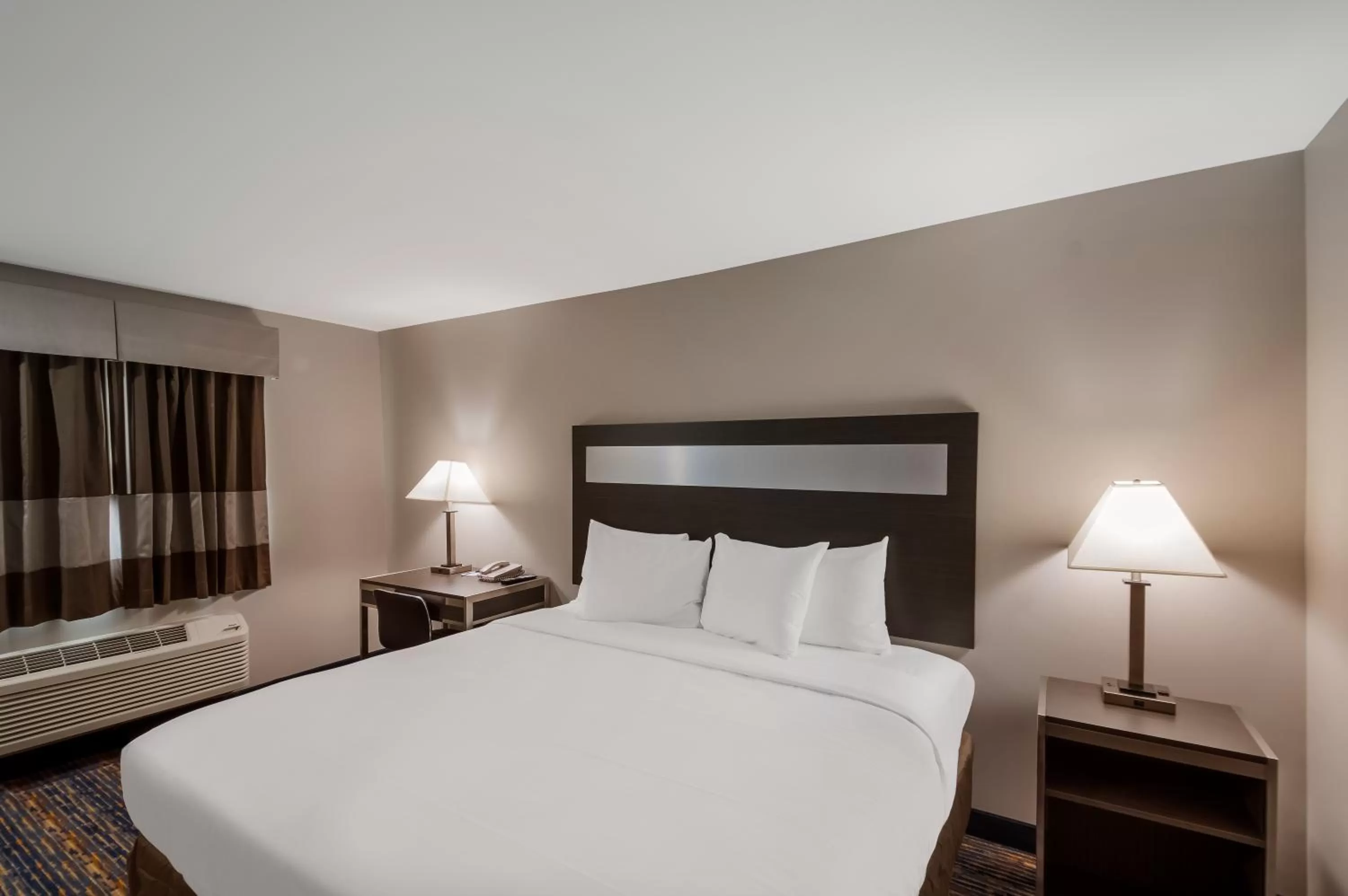 Bed in Americas Best Value Inn Farmington