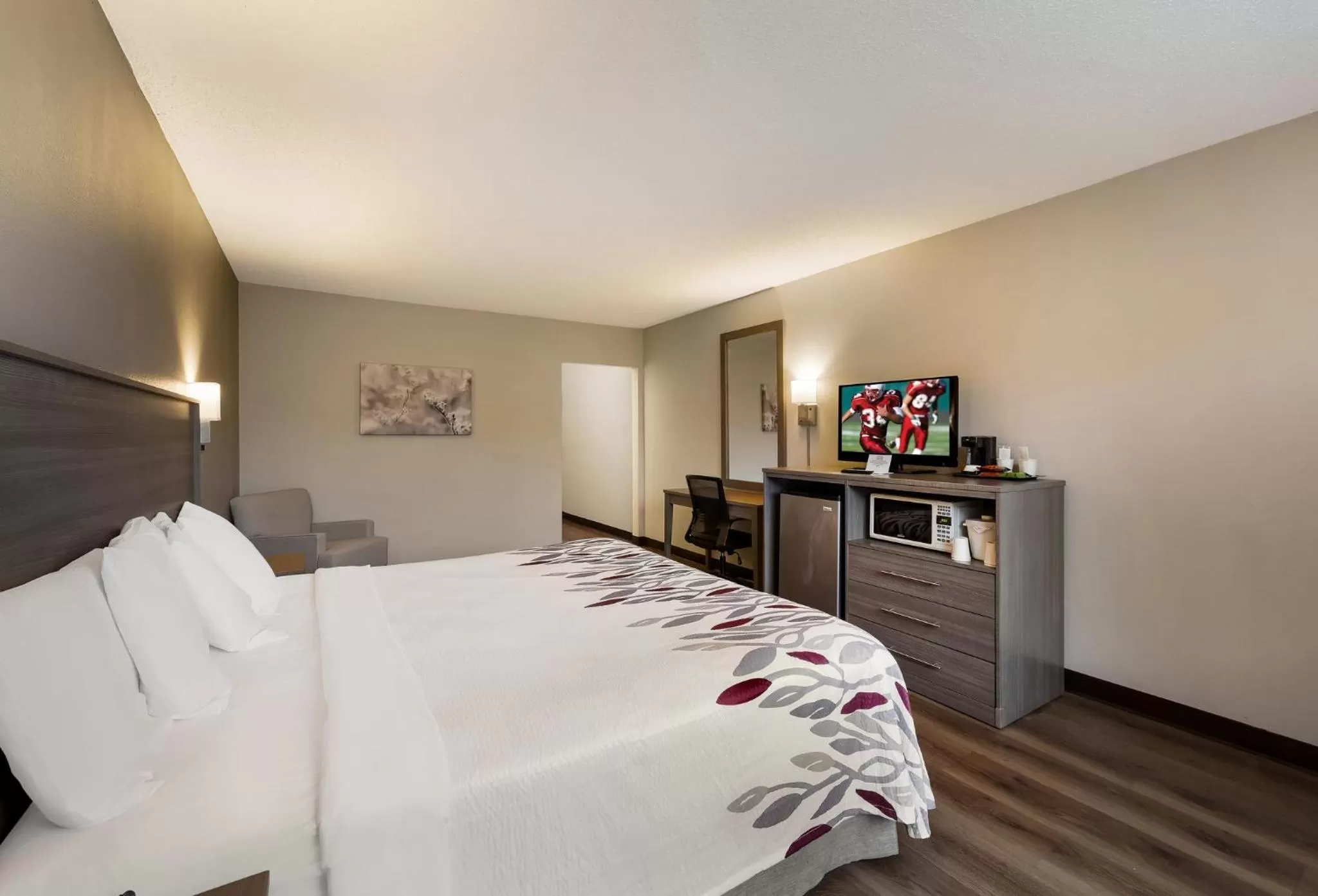 Photo of the whole room, Bed in Red Roof Inn Painted Post