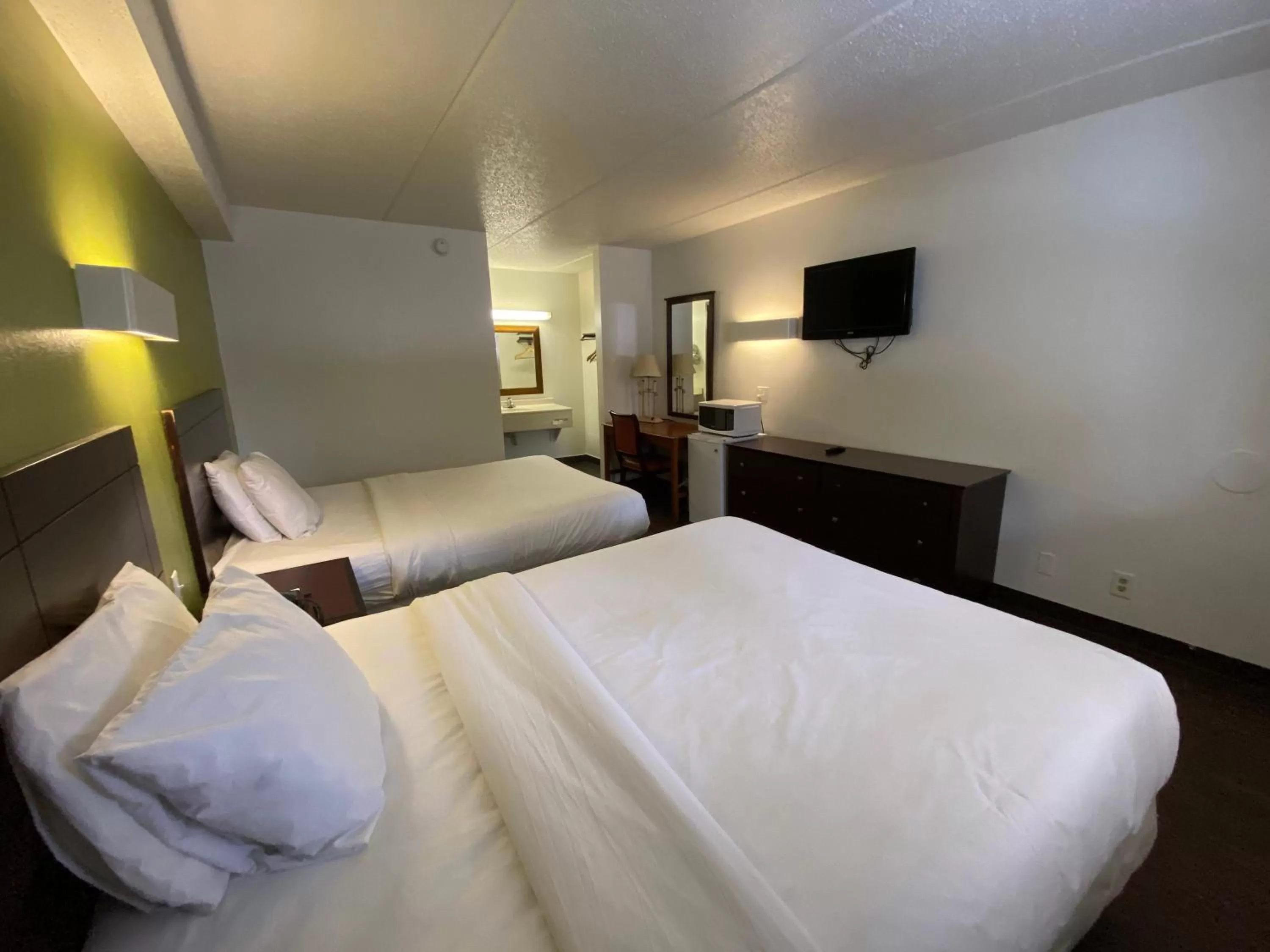 Photo of the whole room, Bed in Skylight Inn Willoughby - Cleveland Mentor