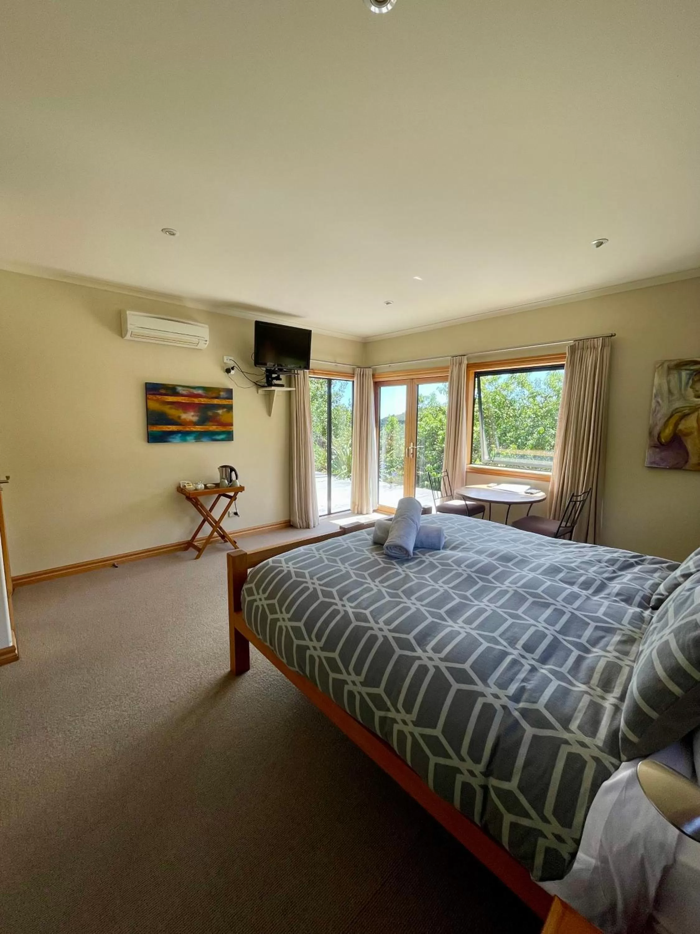 Photo of the whole room, Bed in Parautane Lodge