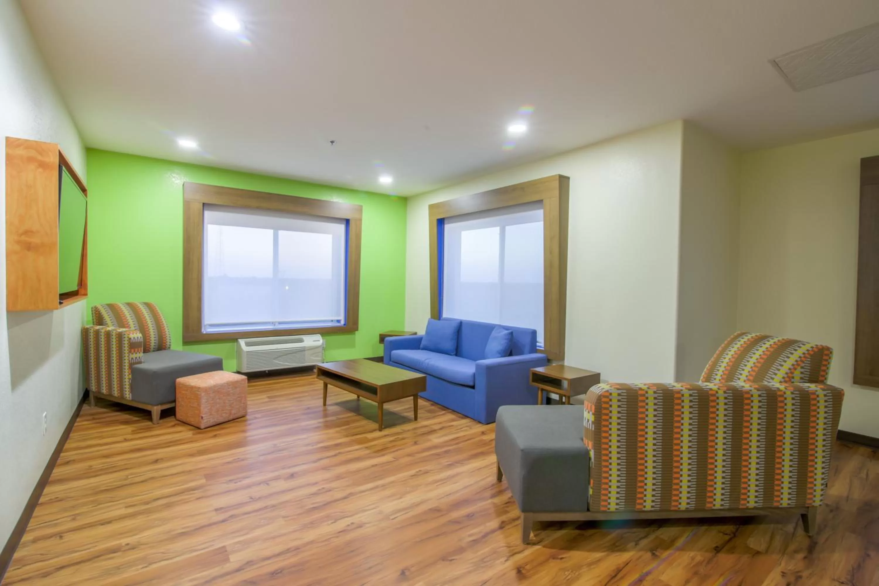 Photo of the whole room, Seating Area in Holiday Inn Express & Suites Raymondville, an IHG Hotel