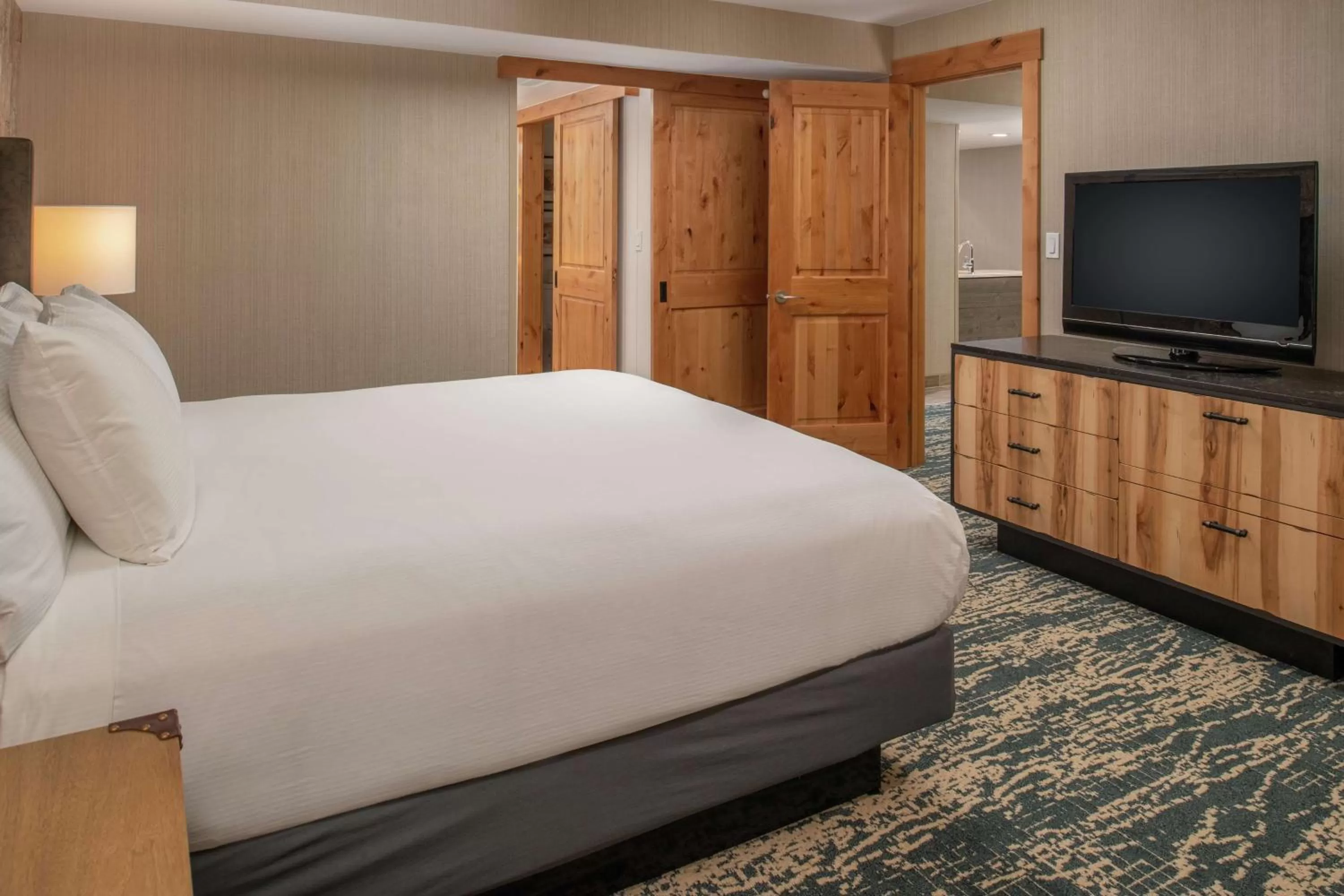Bedroom, Bed in DoubleTree by Hilton Missoula Edgewater