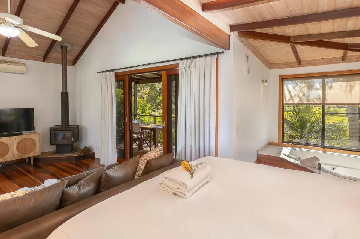 Bed in Lake Weyba Cottages Noosa