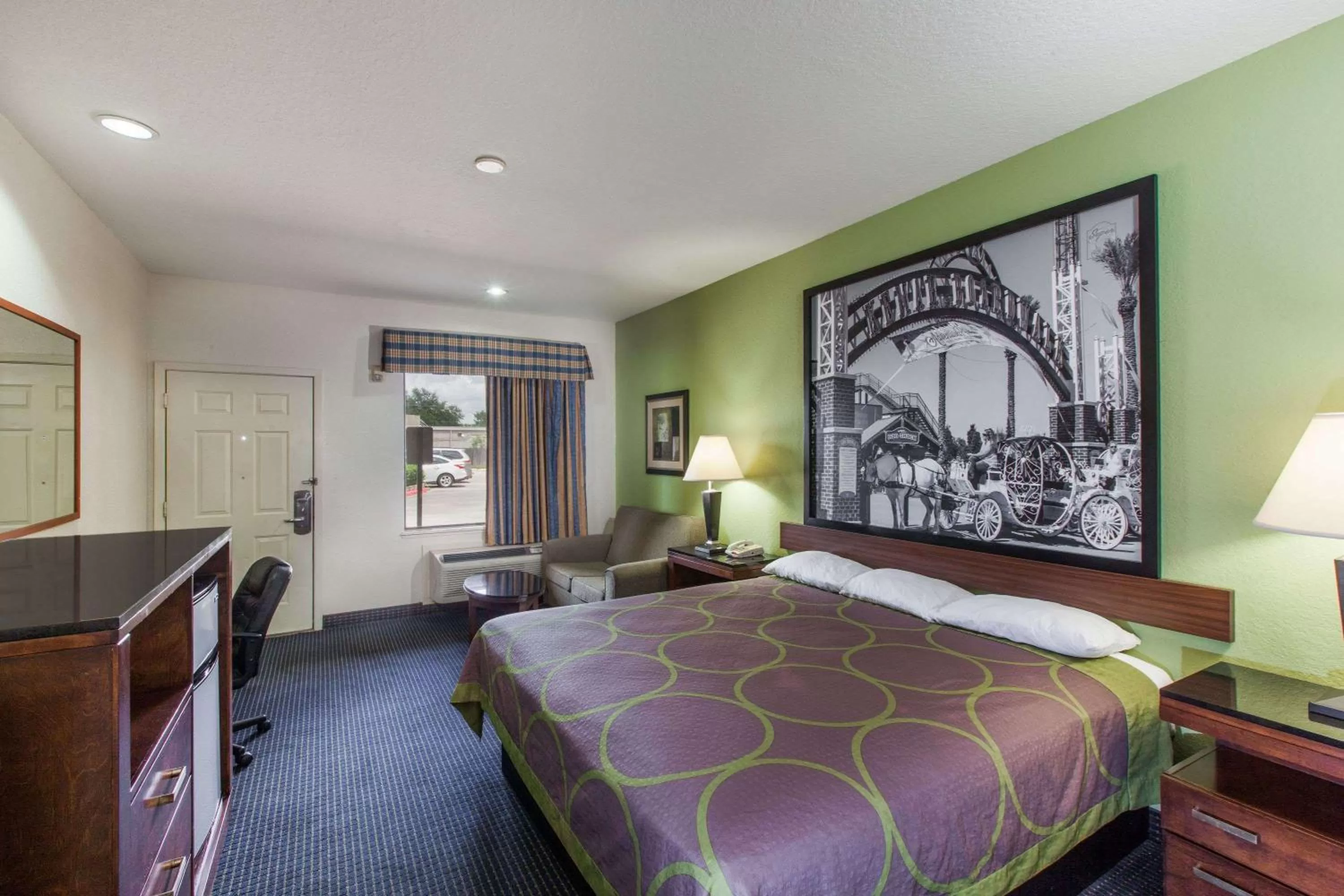 Photo of the whole room, Bed in Super 8 by Wyndham Houston Hobby Airport South