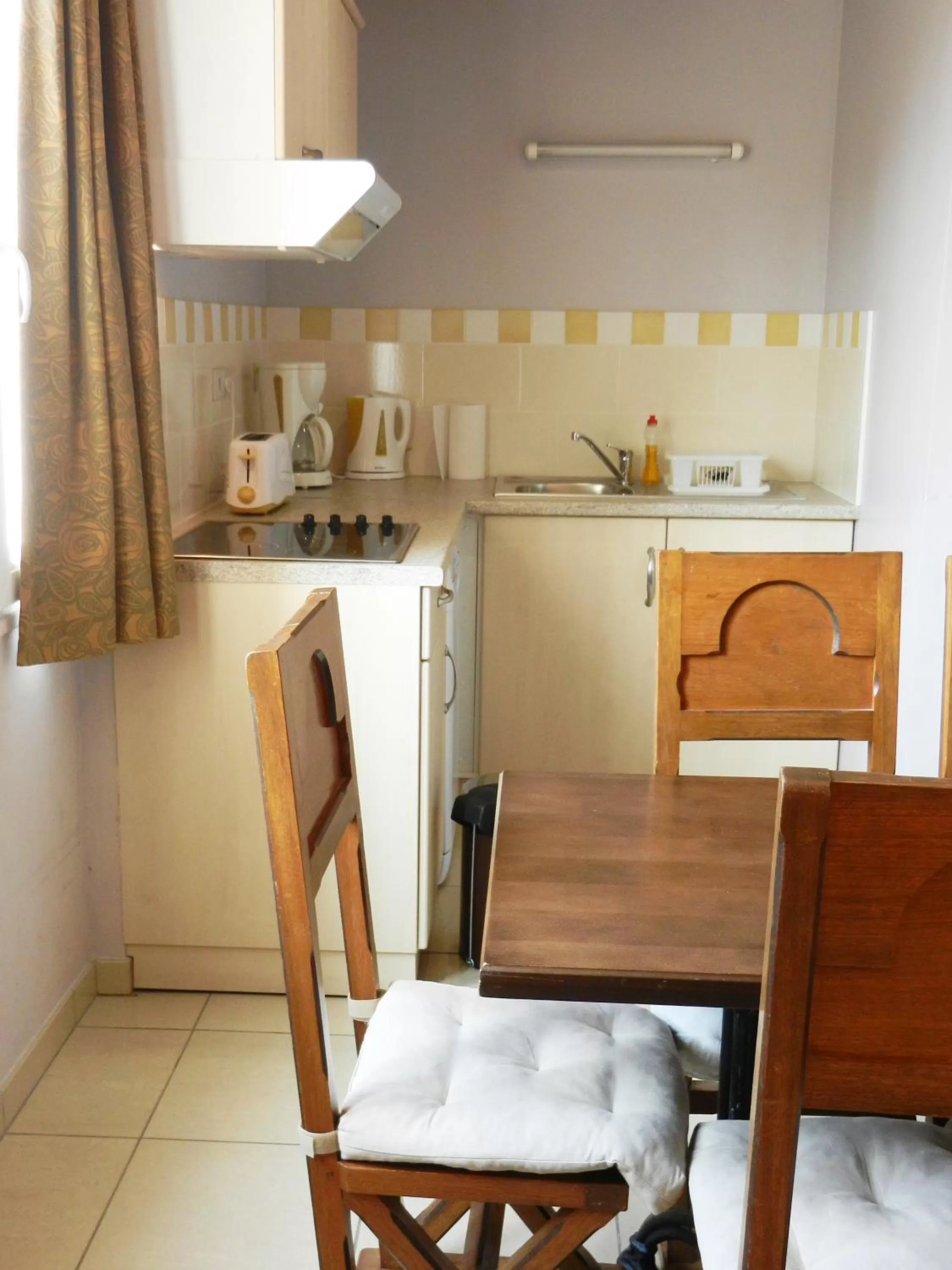 Kitchen or kitchenette, Kitchen/Kitchenette in Hôtel Résidence Normandy Country Club by Popinns