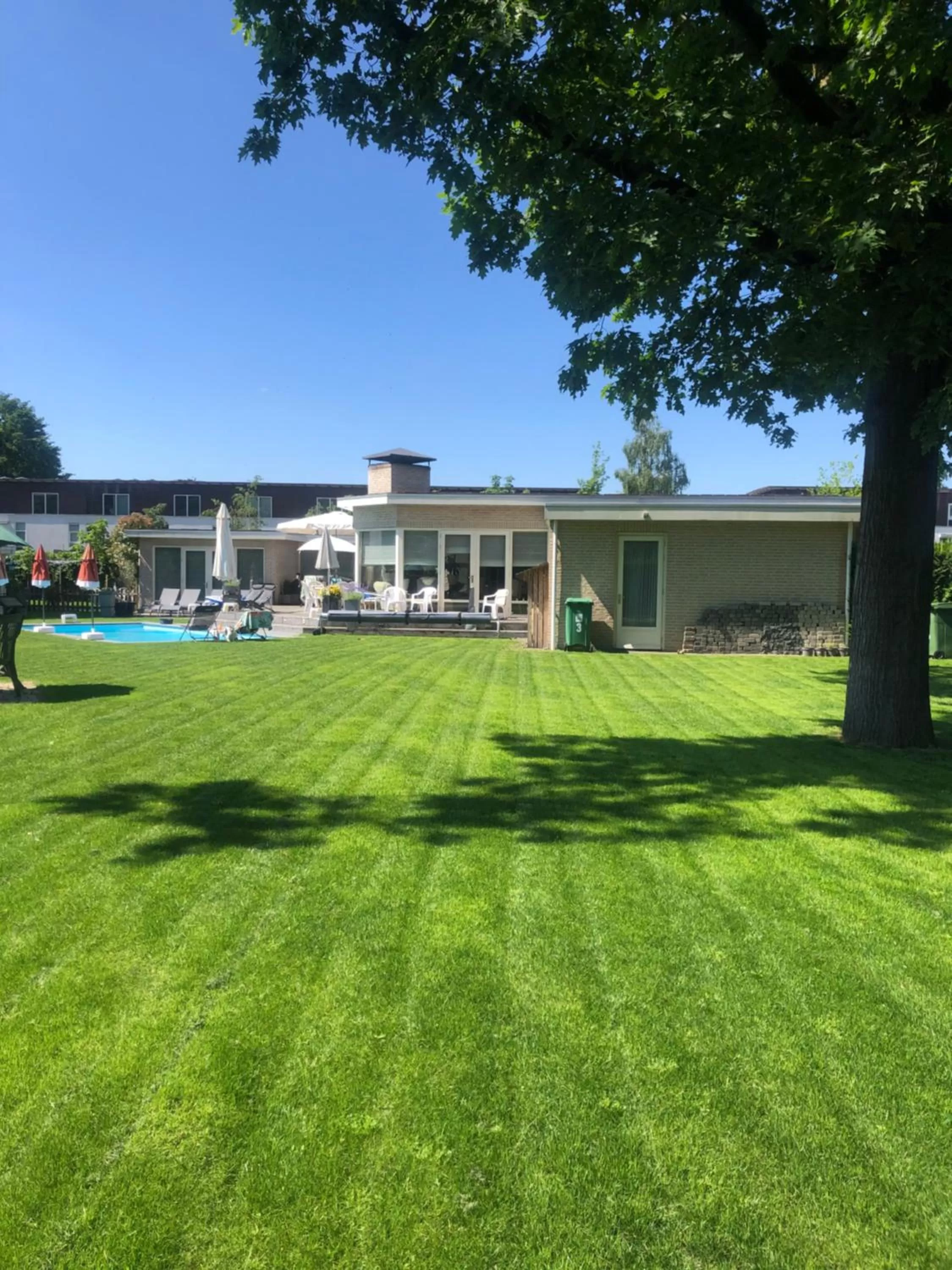 Swimming pool, Property Building in B&B Maison Saint Tropez Eindhoven