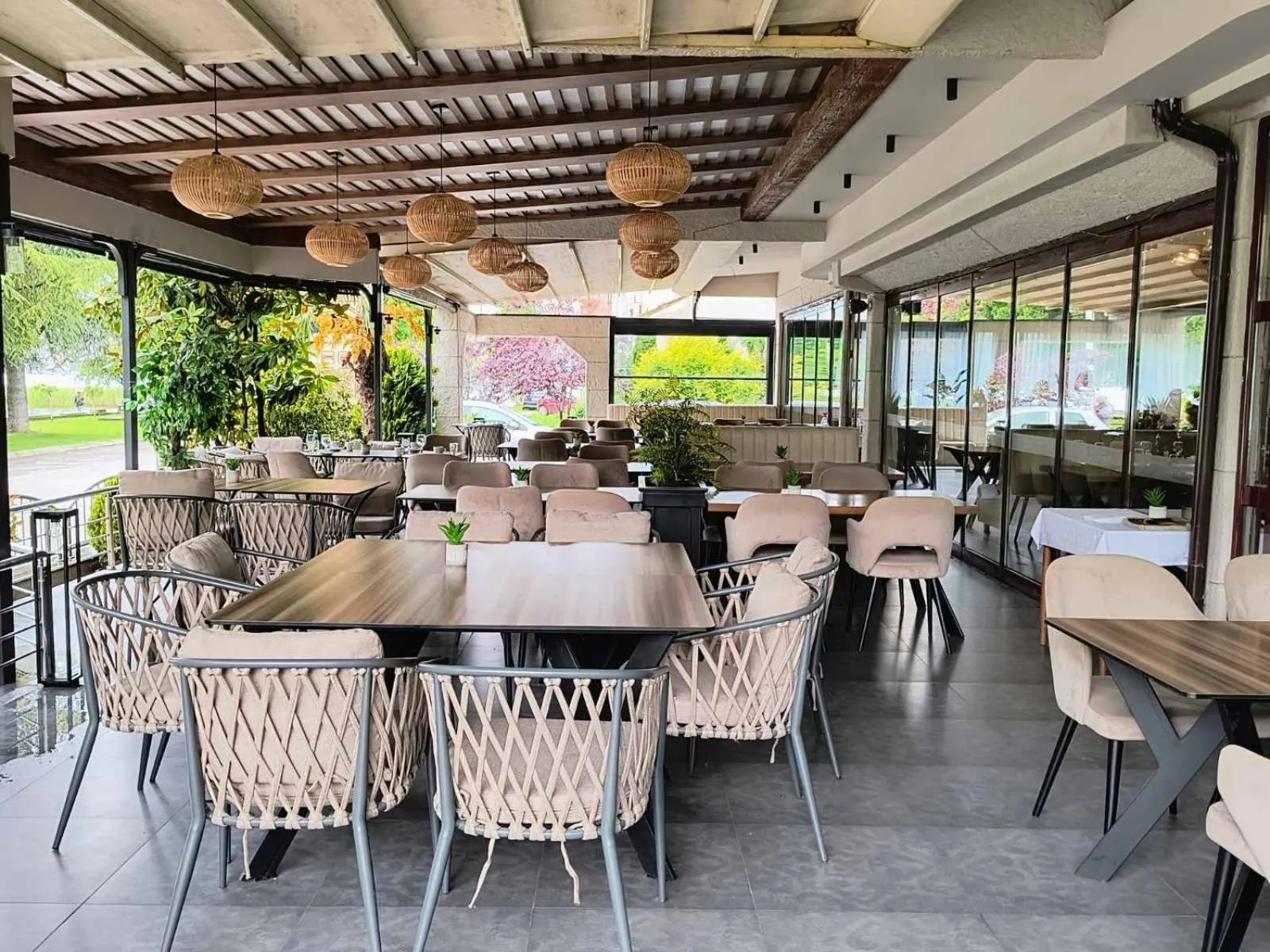 Restaurant/places to eat in Millenium Palace