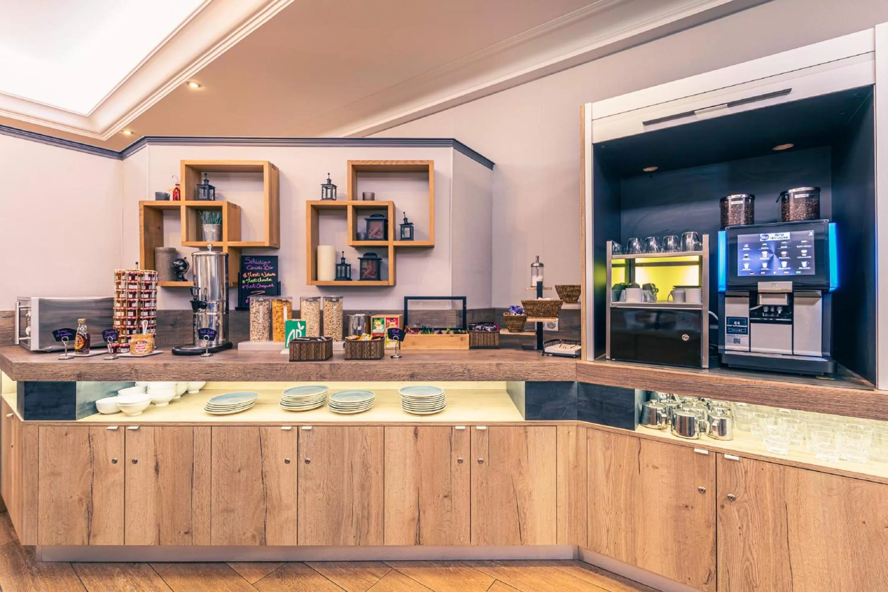 Buffet breakfast in Best Western Marseille Aeroport