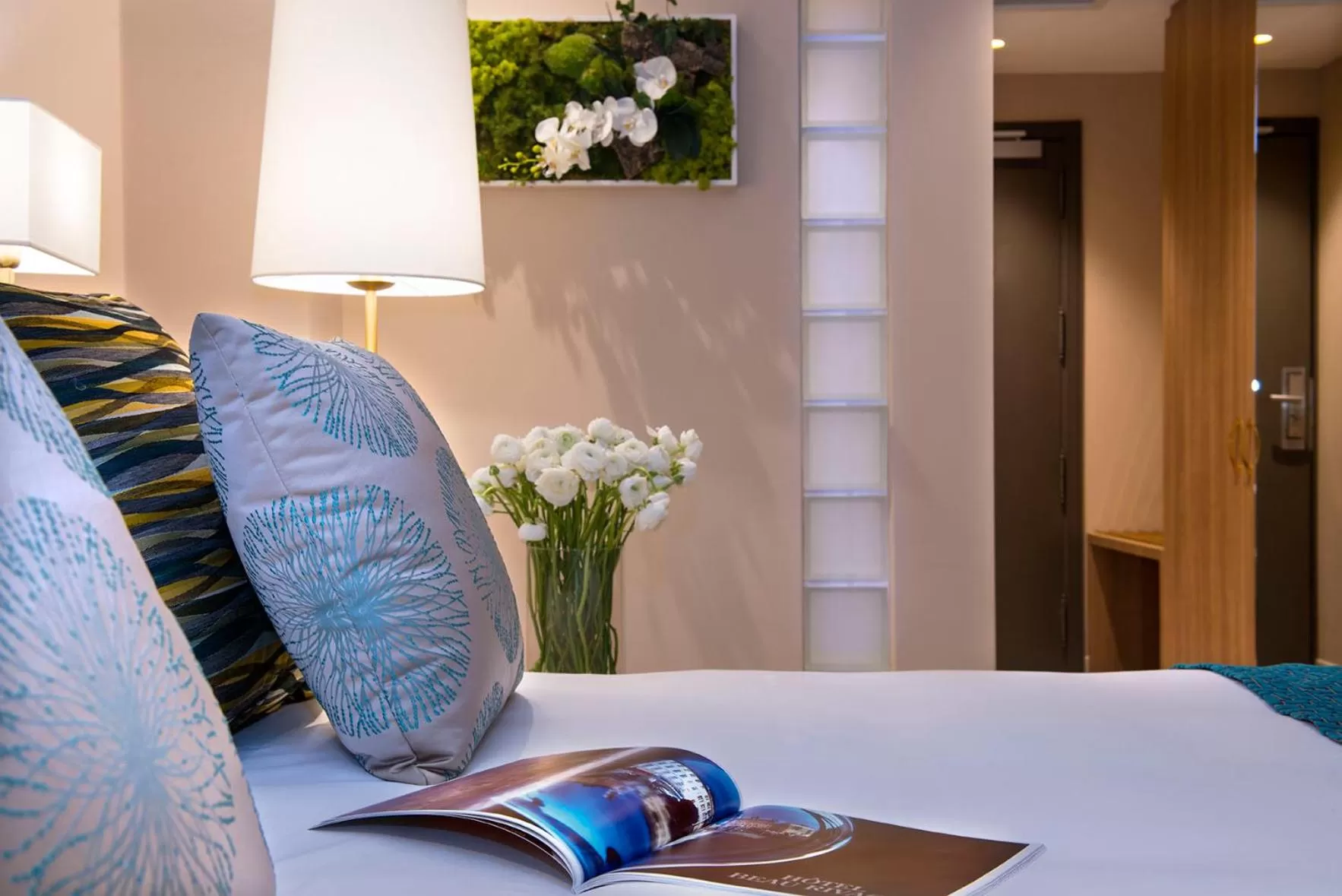 Coffee/tea facilities, Bed in Hotel Beau Rivage