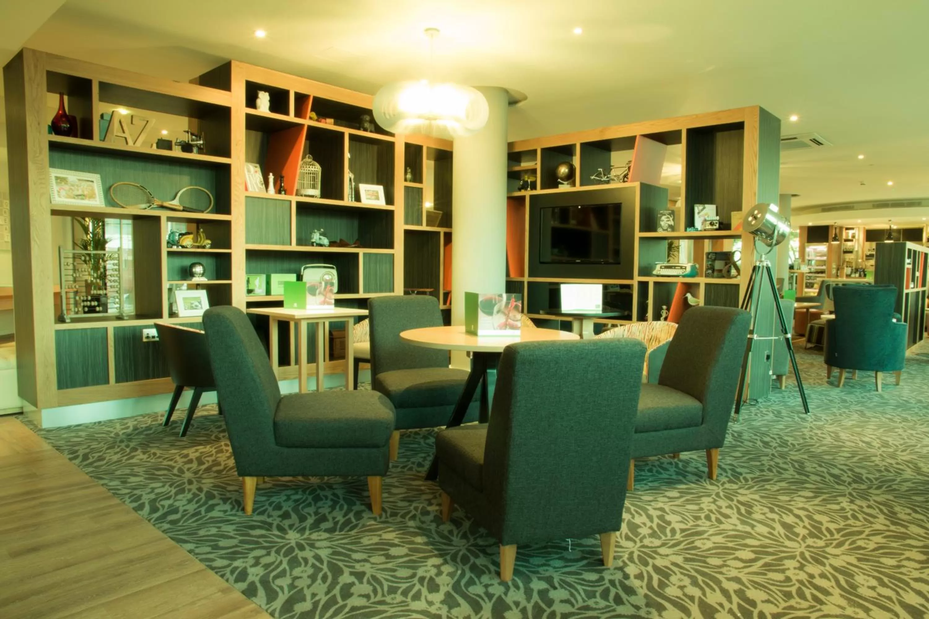 Lounge or bar in Holiday Inn London West by IHG