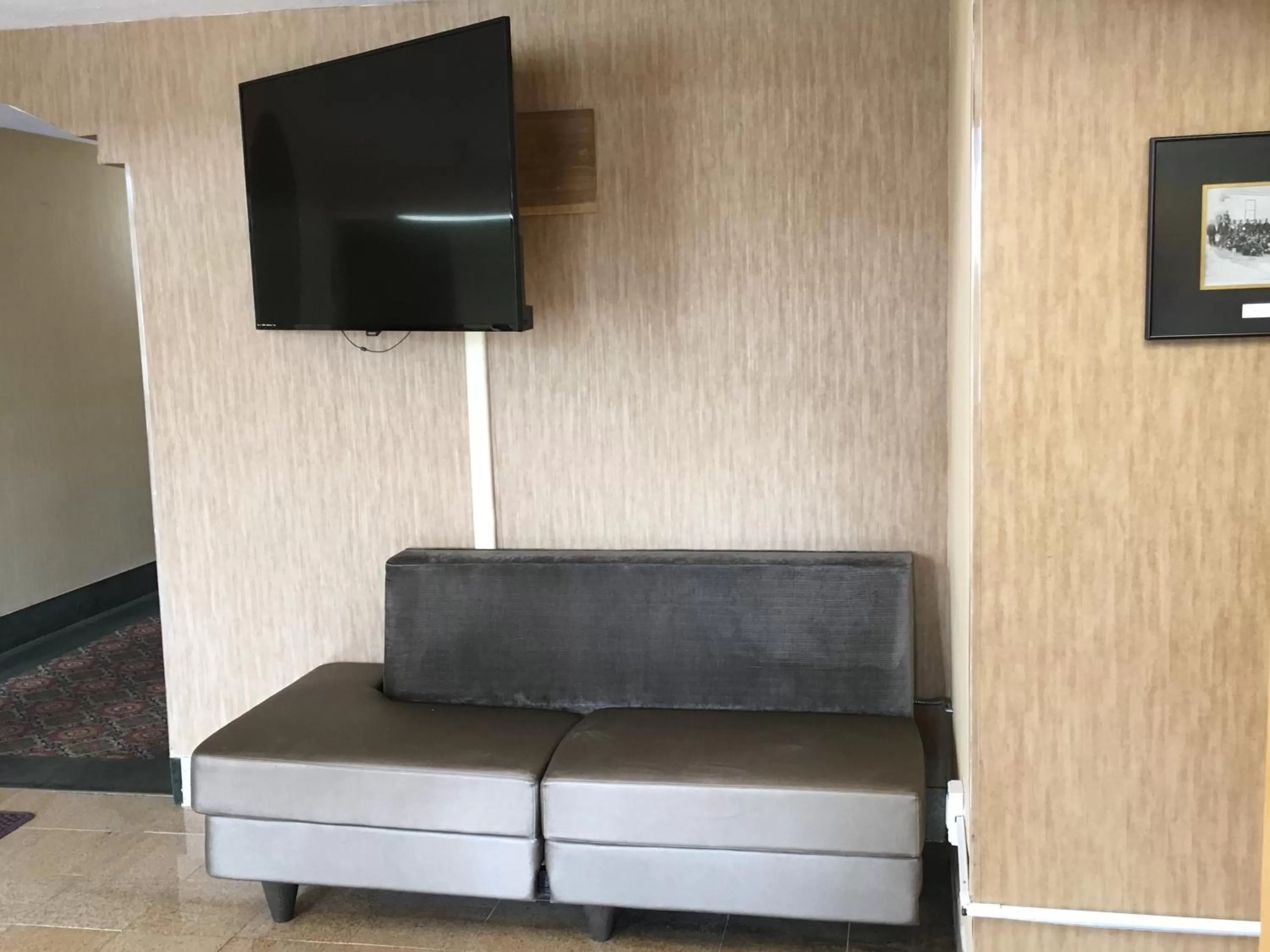 Communal lounge/ TV room in Days Inn & Suites by Wyndham Red Rock-Gallup