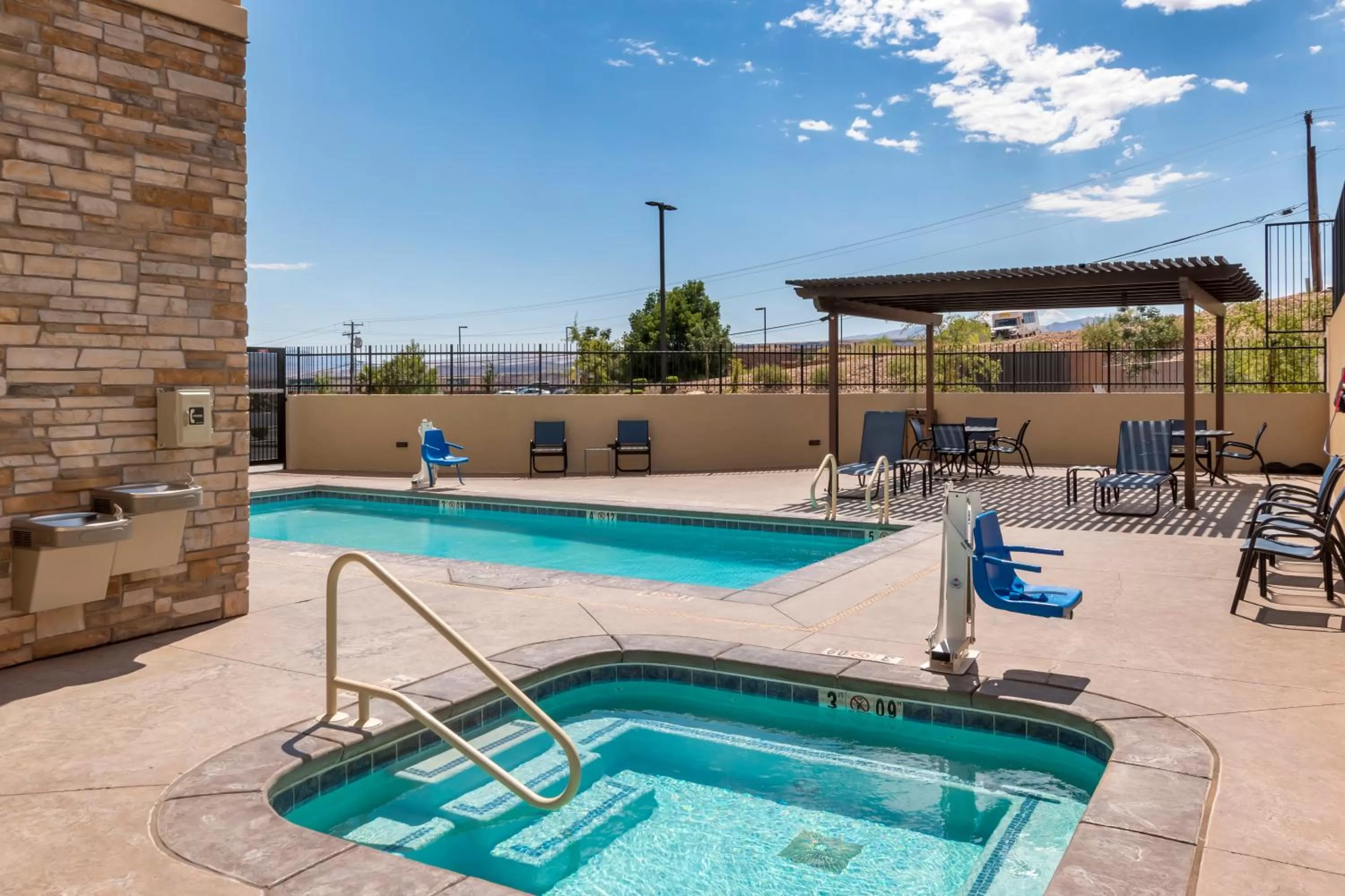 Swimming pool in Comfort Suites St George - University Area