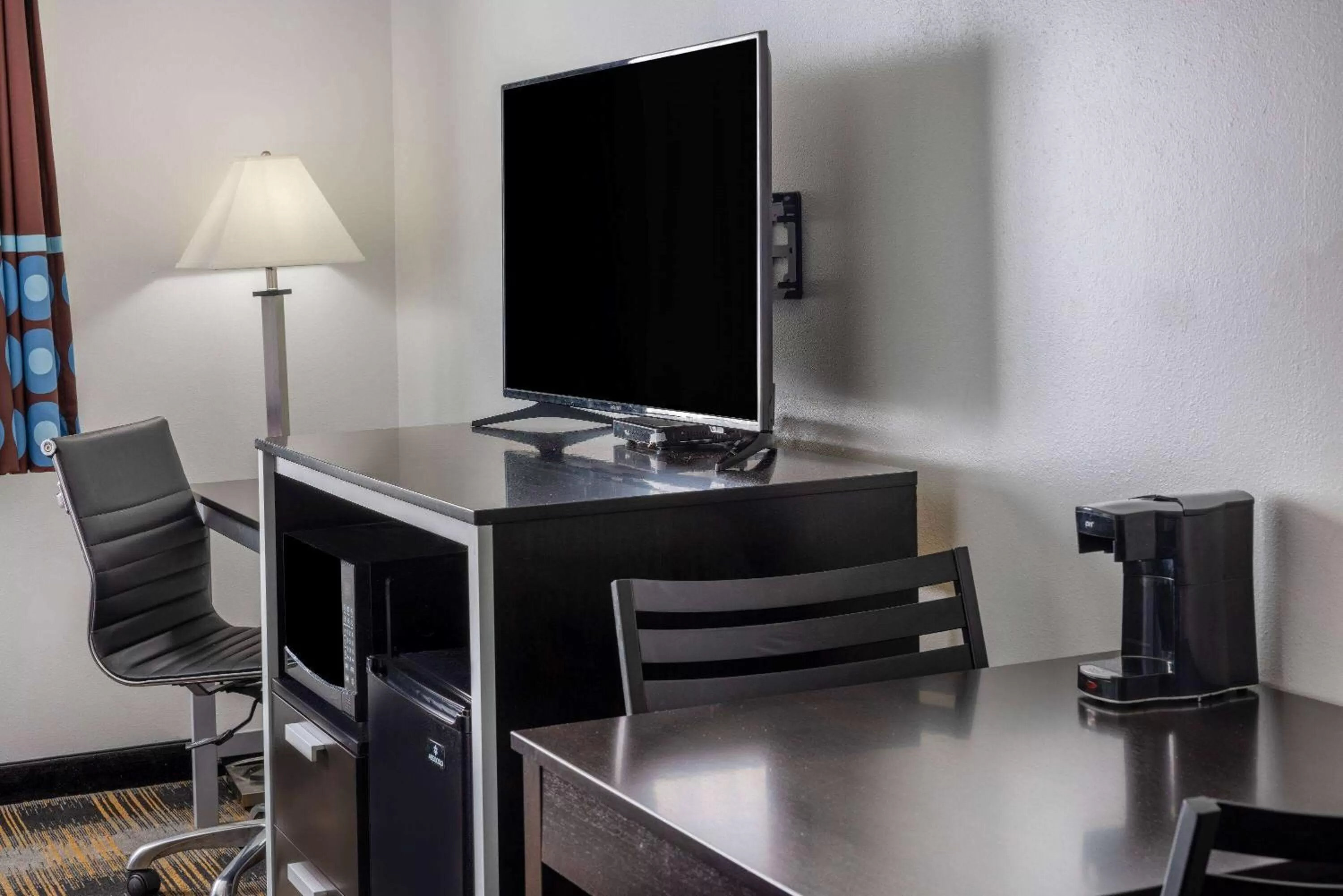 Photo of the whole room in Super 8 by Wyndham Villa Rica