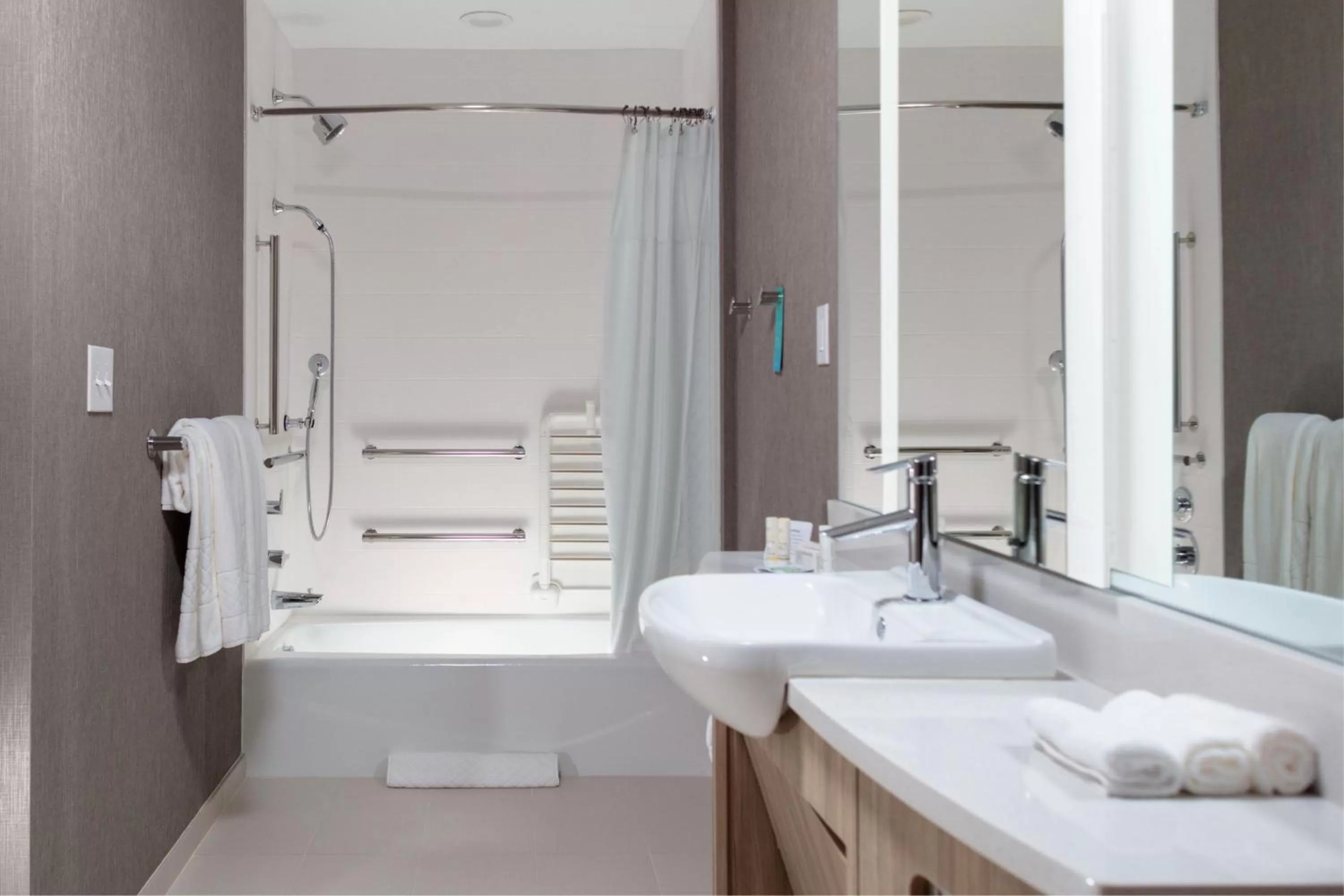 Bathroom, Bed in SpringHill Suites By Marriott Durham City View