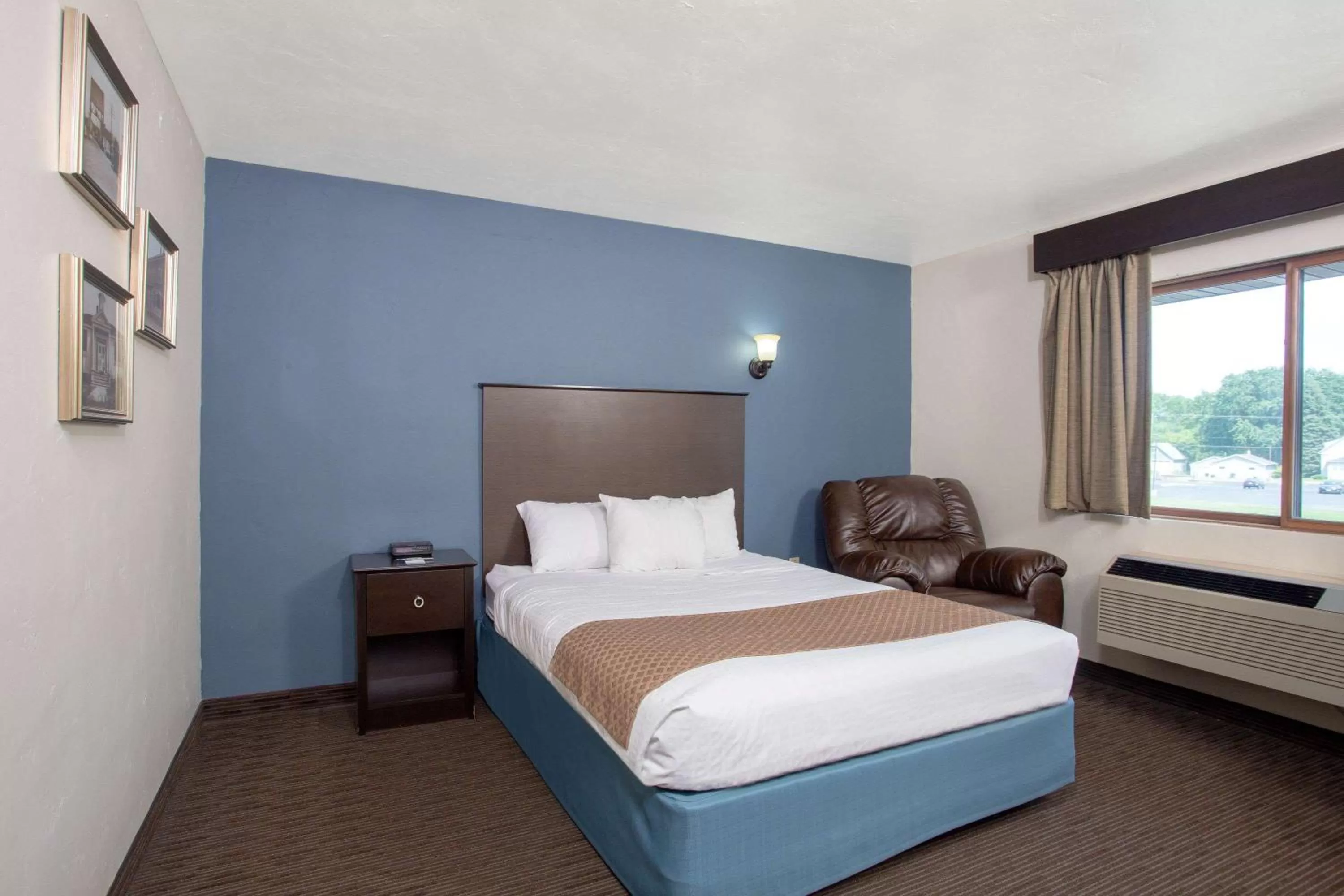Photo of the whole room, Bed in AmericInn by Wyndham Green Bay West