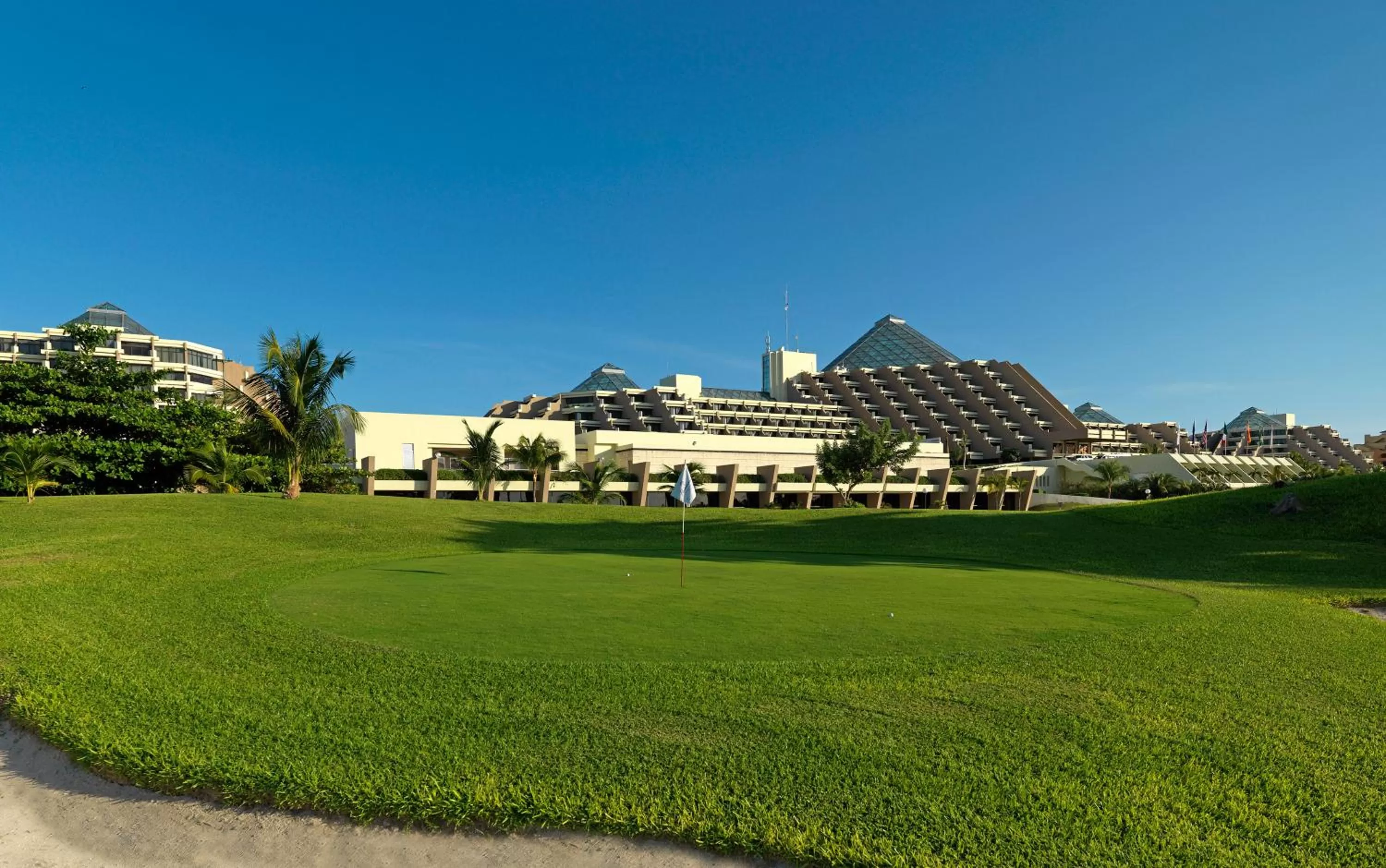 Golfcourse in Paradisus Cancun All Inclusive