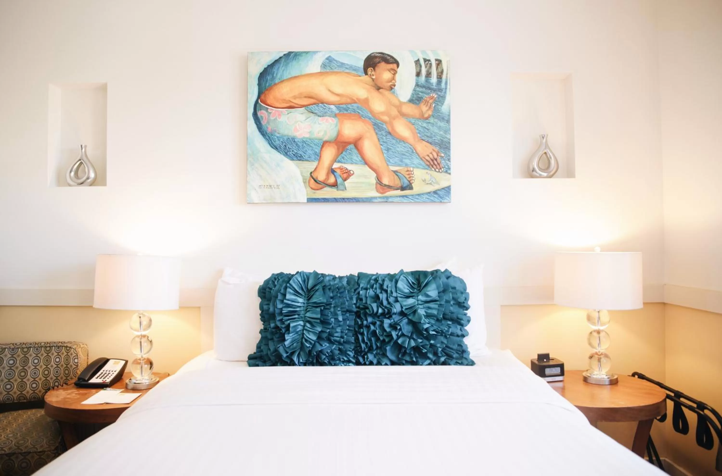 Photo of the whole room, Bed in Paia Inn