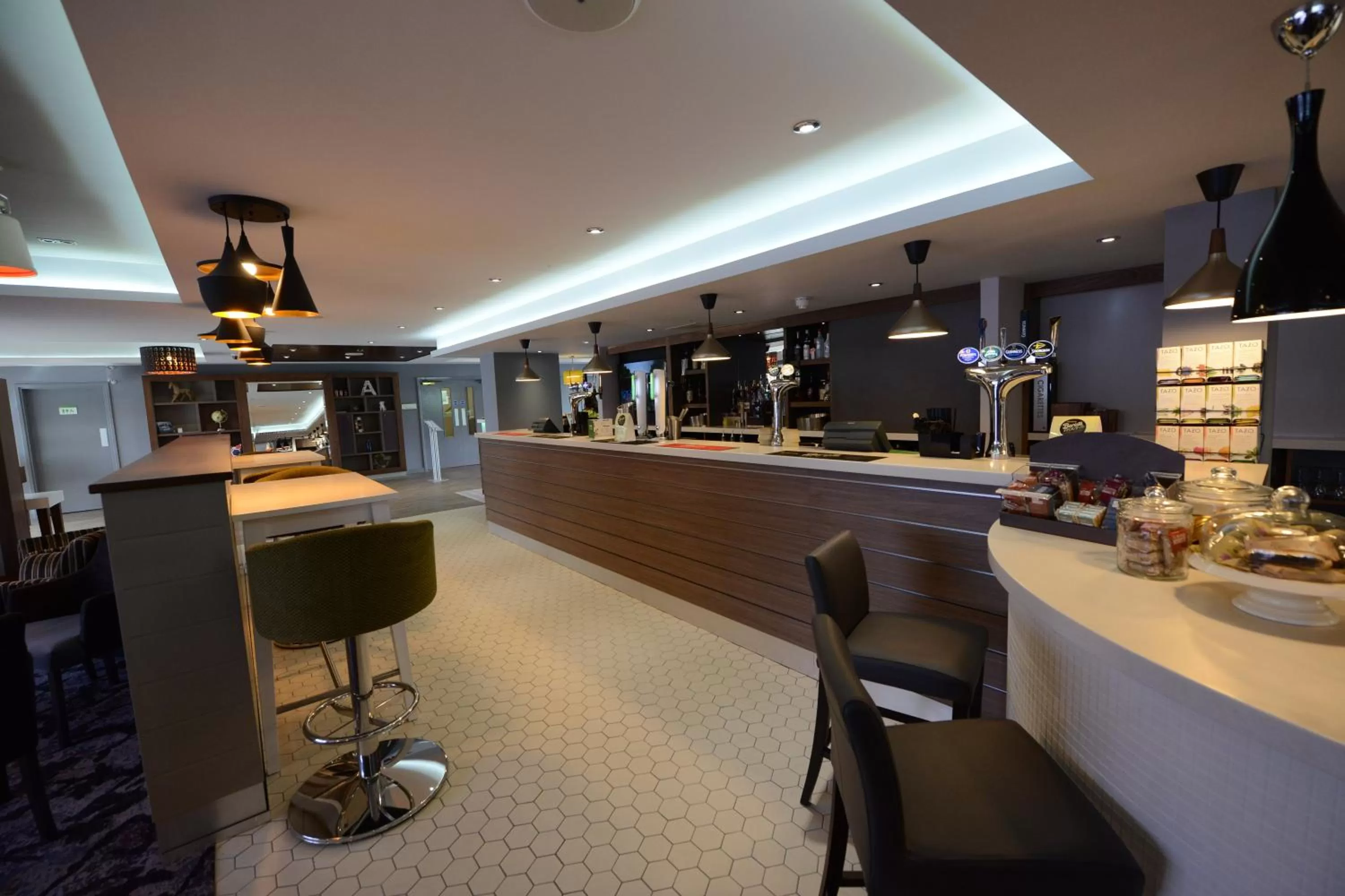 Lounge or bar in Holiday Inn Wolverhampton - Racecourse by IHG