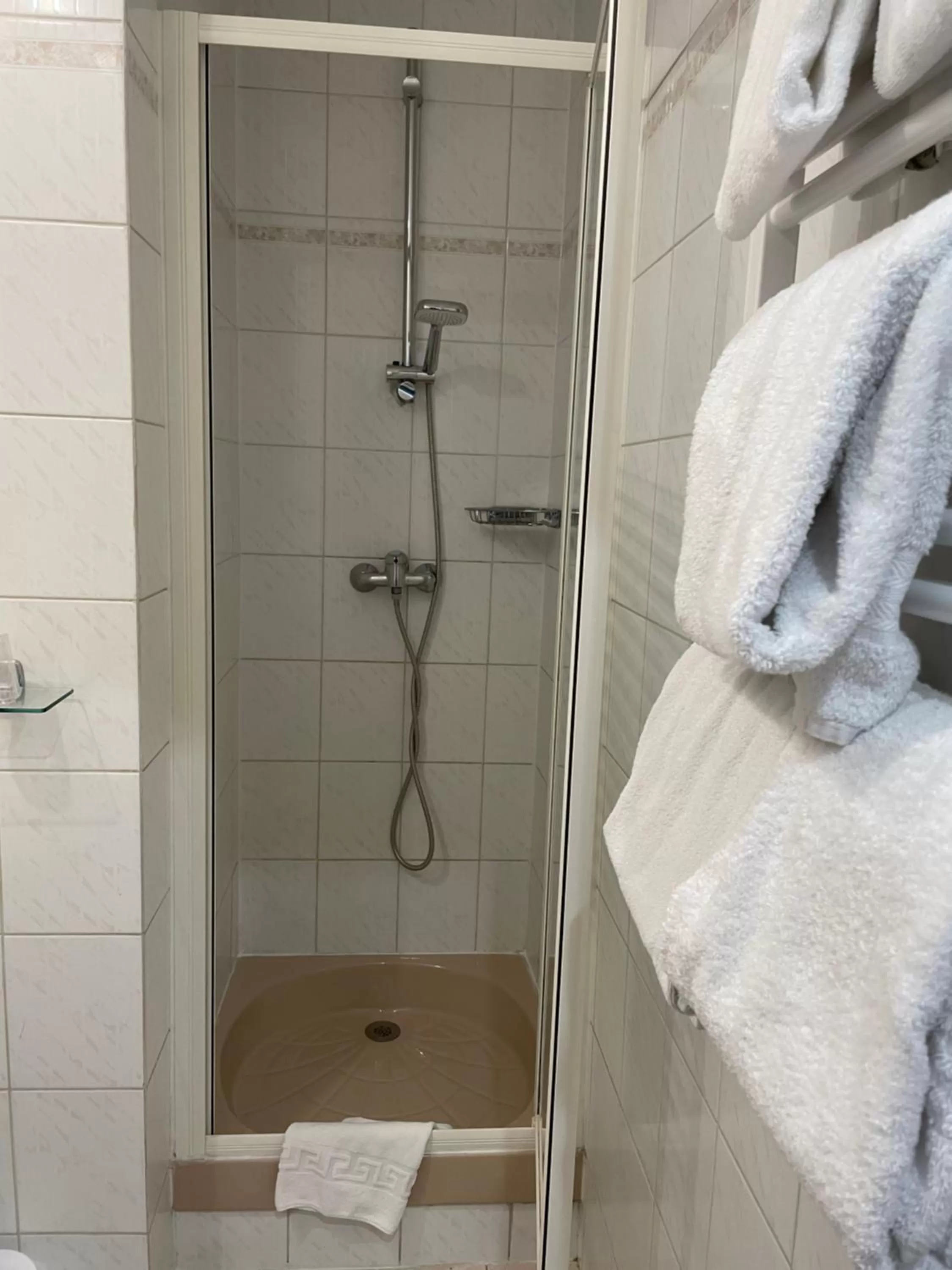 Bathroom in Hôtel Porte Mars Reims Gare Centre Arena