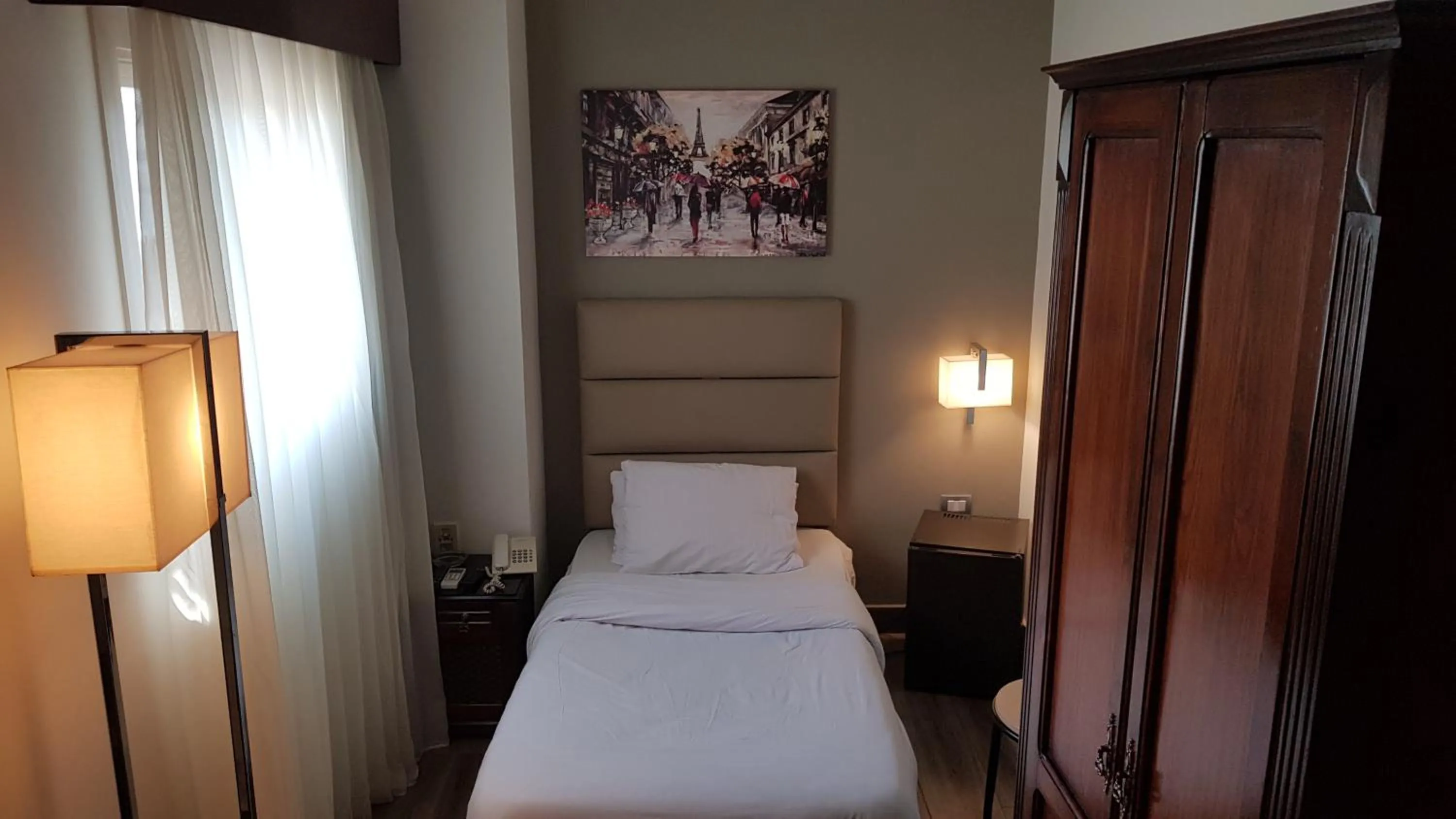 Bed in Green Plaza Inn '''Business &Families Only'''