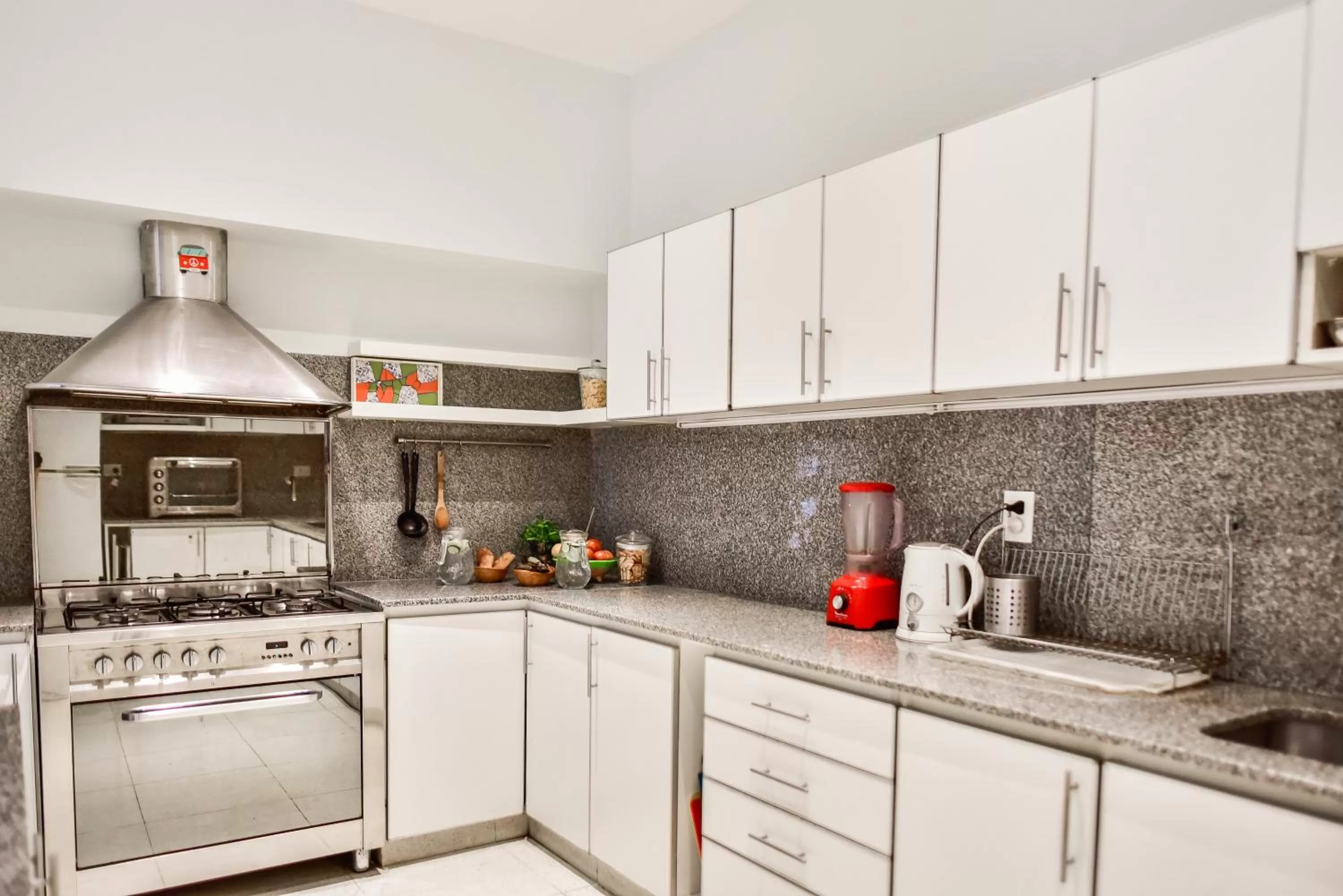 Kitchen or kitchenette, Kitchen/Kitchenette in Casa Caravan - Plant Based Concept House