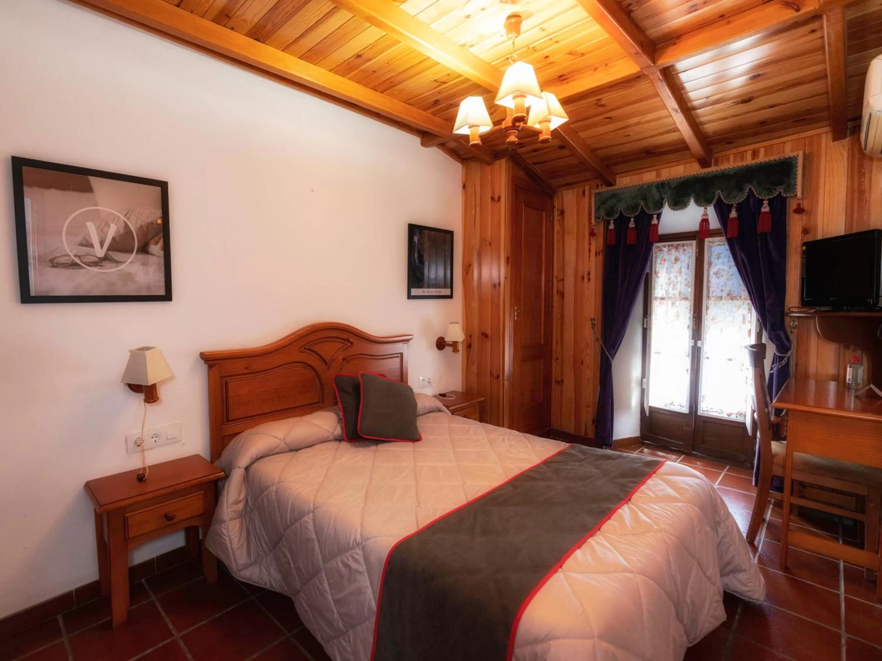 Bed in Hotel Las Palmeras by Vivere Stays