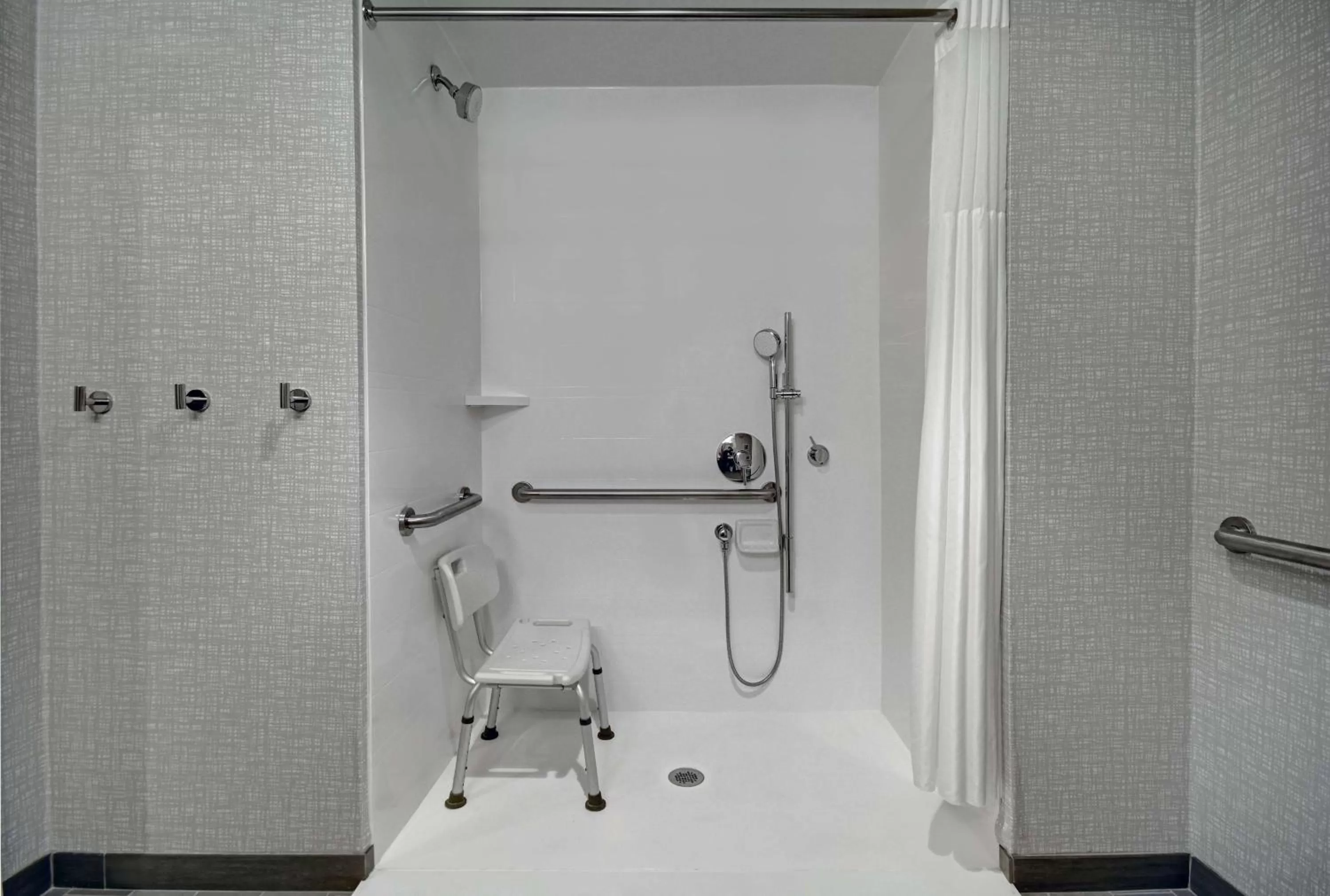 Bathroom in Hampton Inn Cave City, KY