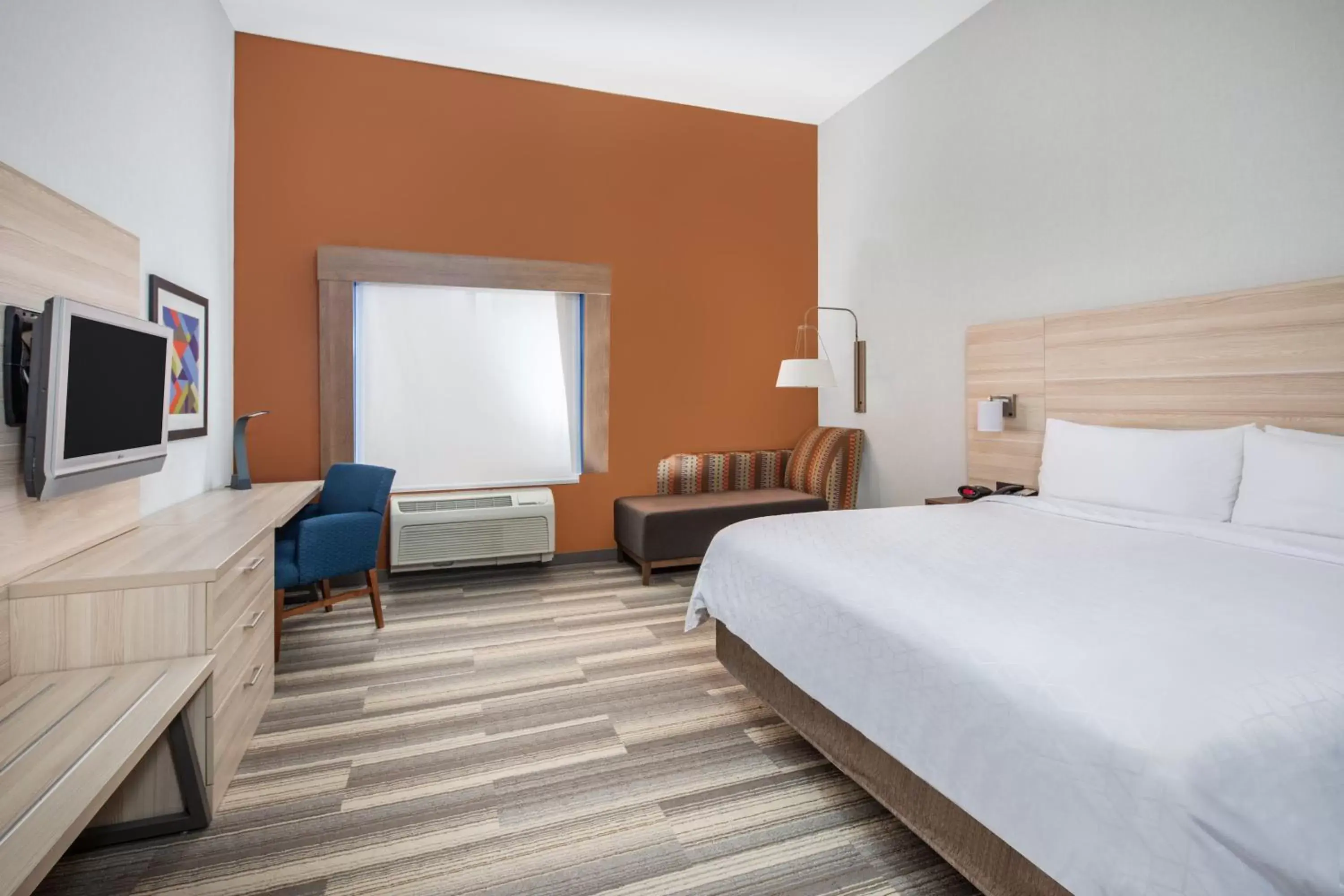 King Room - Mobility Access/Hearing Accessible in Holiday Inn Express Ontario by IHG King Room - Mobility Access/Hearing Accessible in Holiday Inn Express Ontario by IHG
