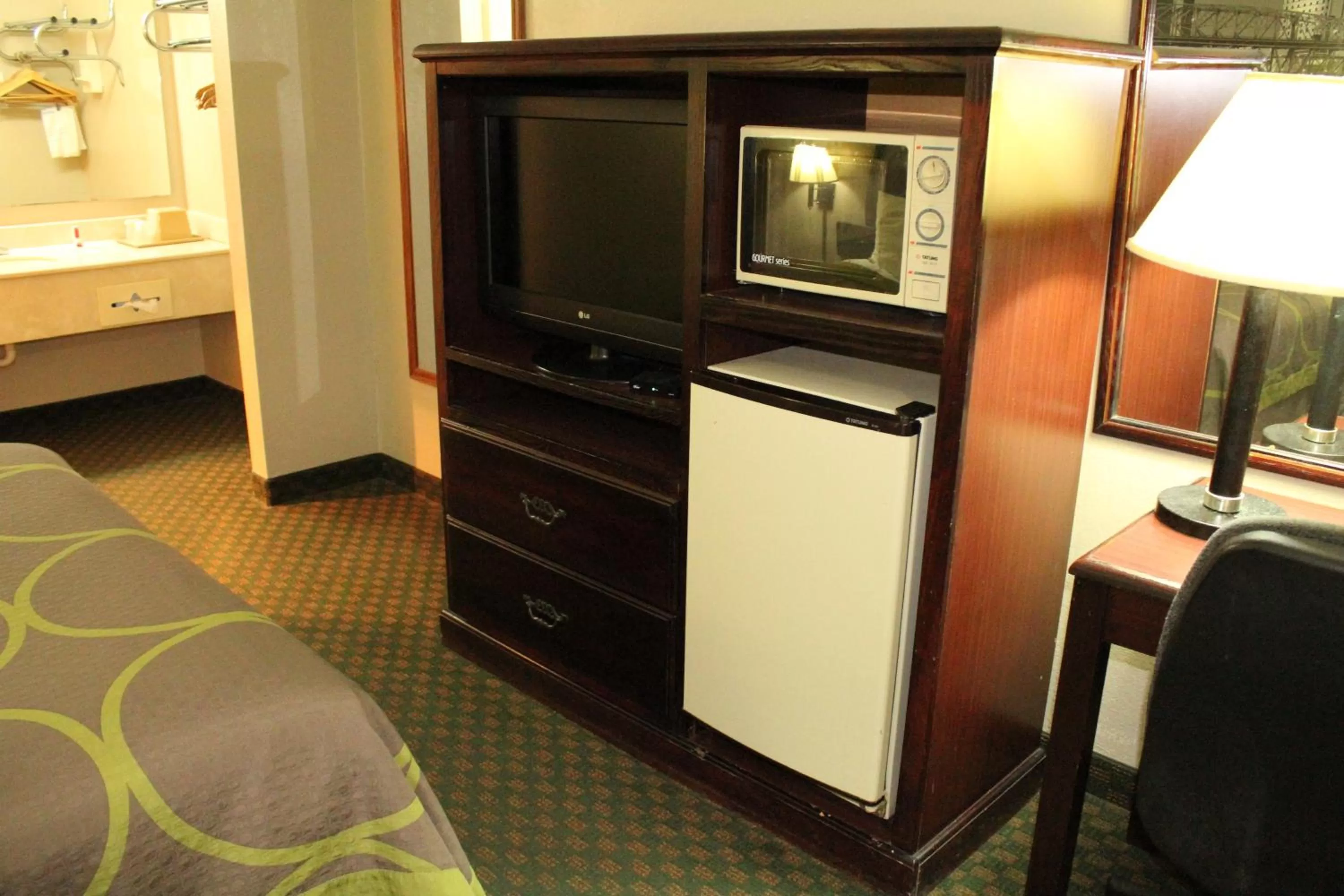Deluxe King Suite - Non-Smoking in Super 8 by Wyndham Bossier City/Shreveport Area