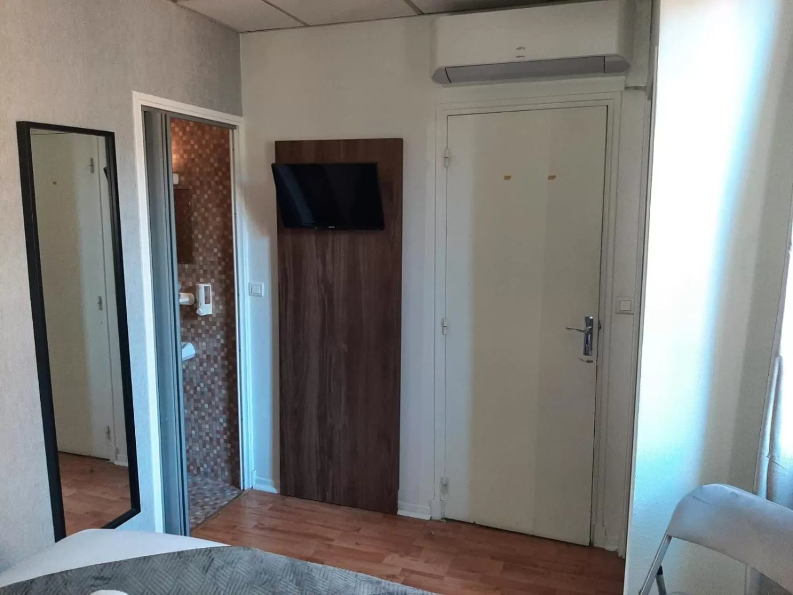 TV and multimedia in Hotel Le Rochegude