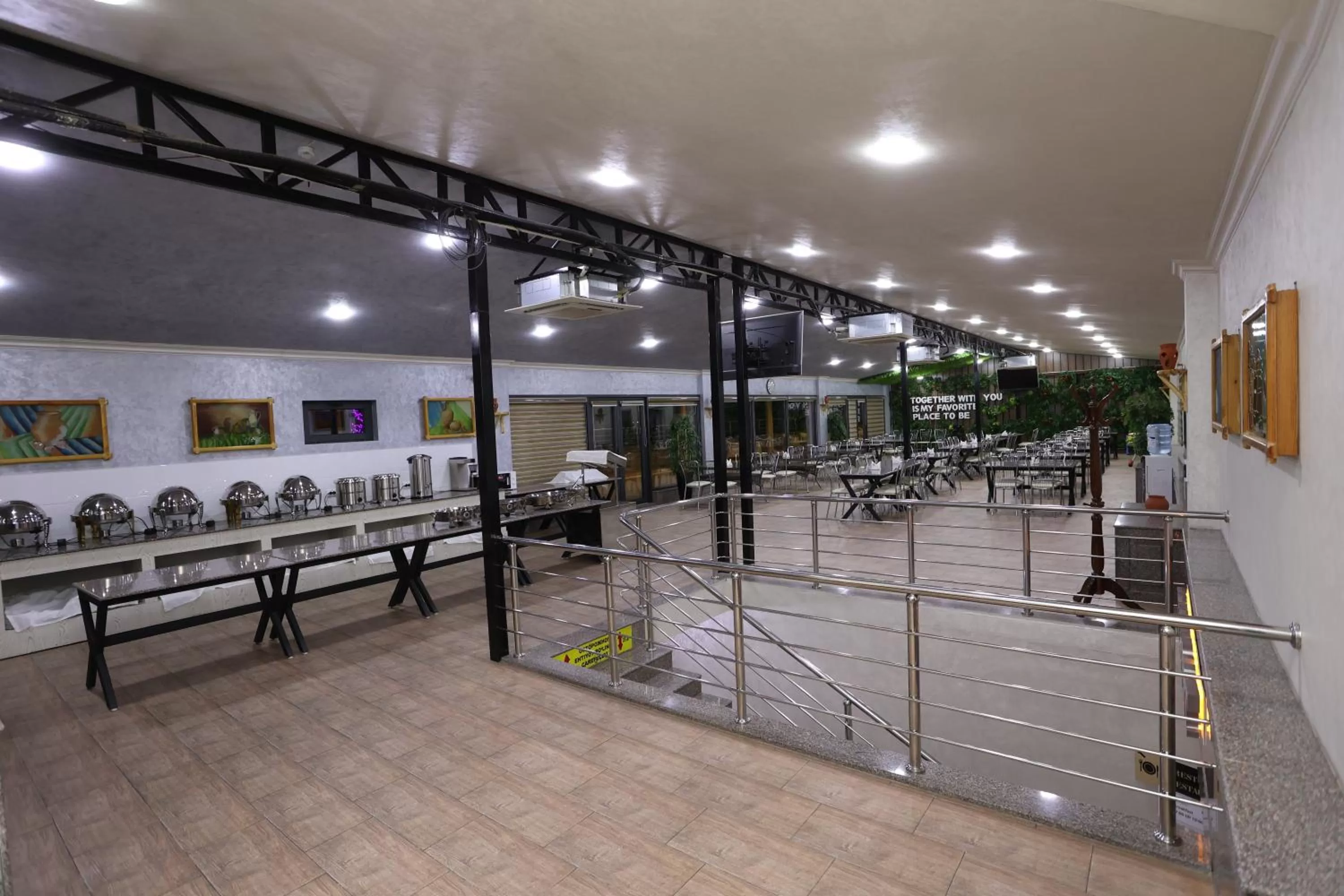 Restaurant/places to eat in CHlNOR HOTEL