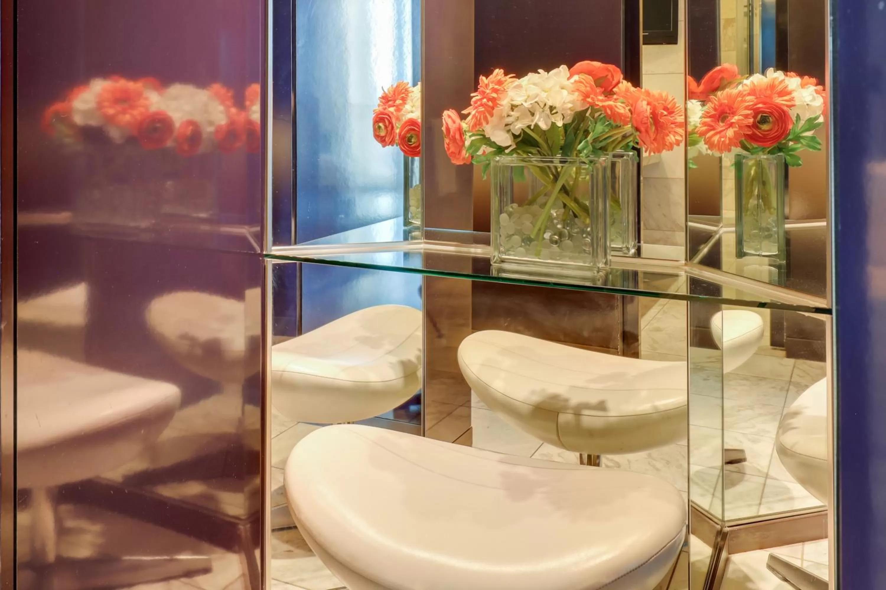 Seating area in Vegas Palms HIGH 52nd fl. 1BDR corner penthouse 1220sqft