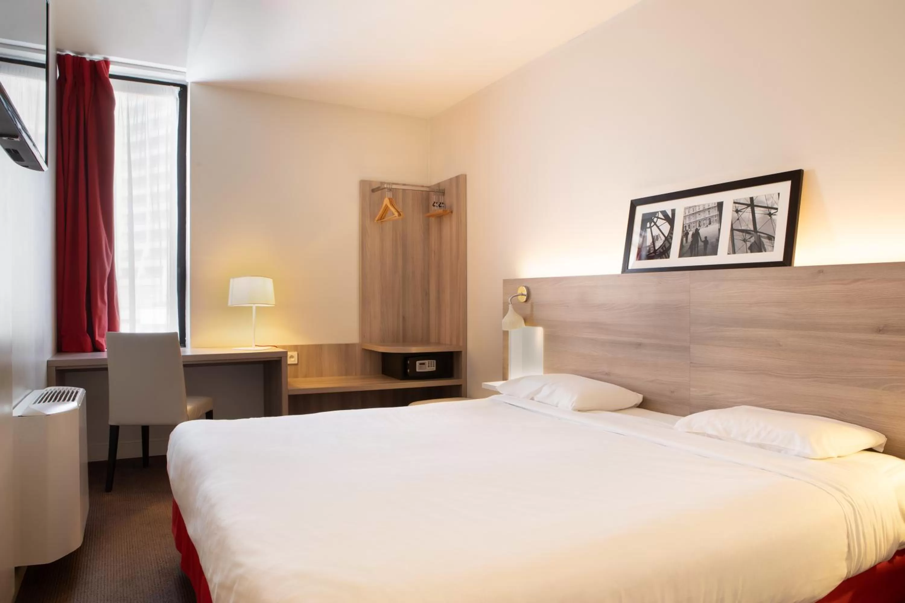 Photo of the whole room, Bed in Kyriad Paris Est - Bois de Vincennes