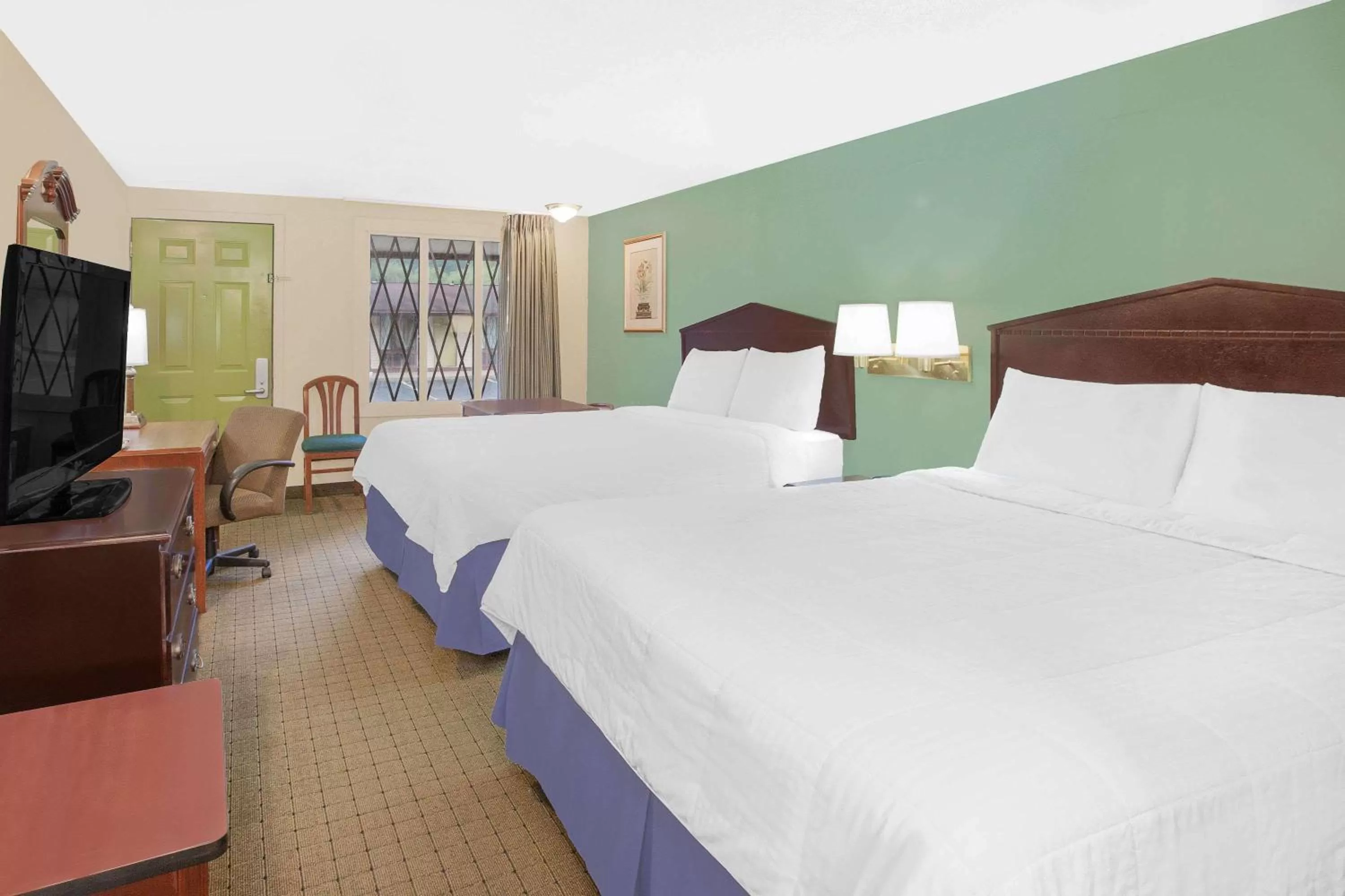 Photo of the whole room, Bed in Knights Inn - Battle Creek