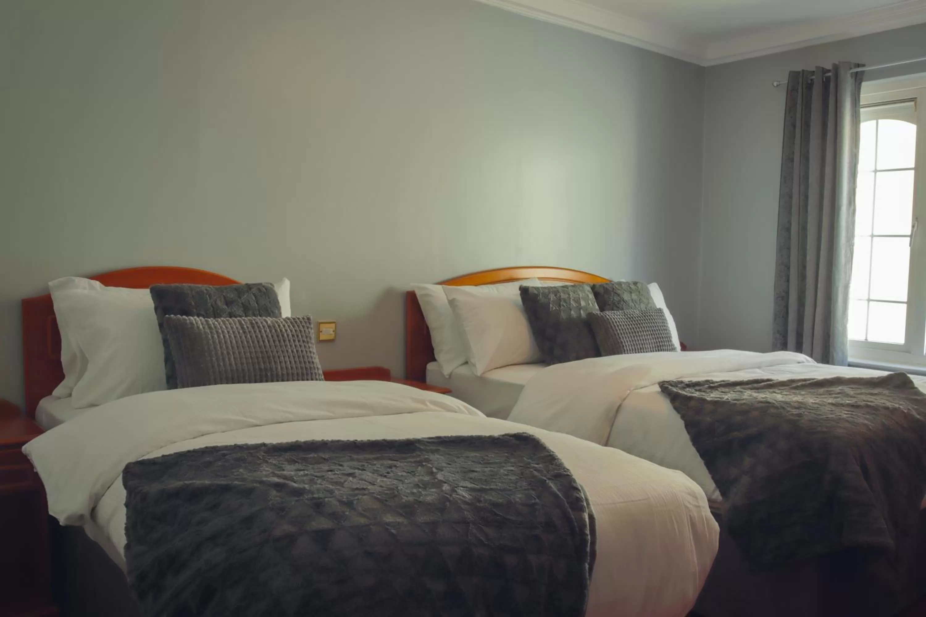 Bedroom, Bed in The Killarney Grand