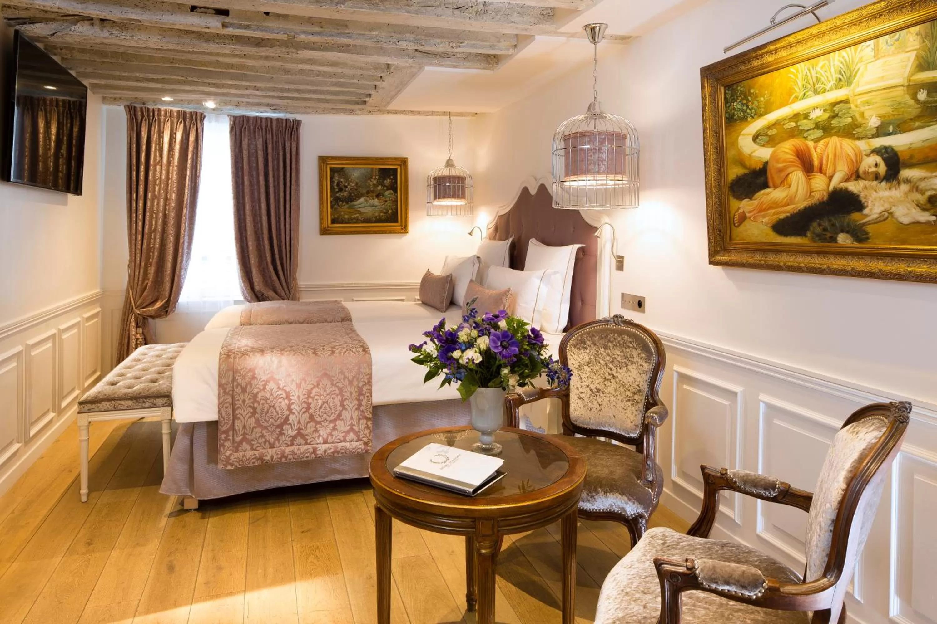 Photo of the whole room in Académie Hôtel Saint Germain